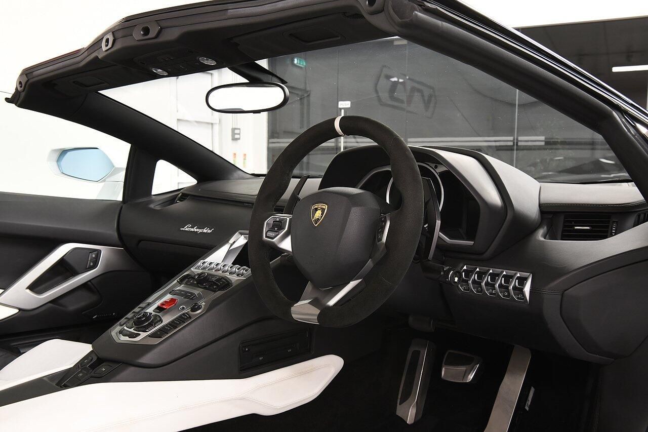 LAMBORGHINI AVENTADOR ROADSTER LP 700-4 2dr ISR for sale UK - Slide 4