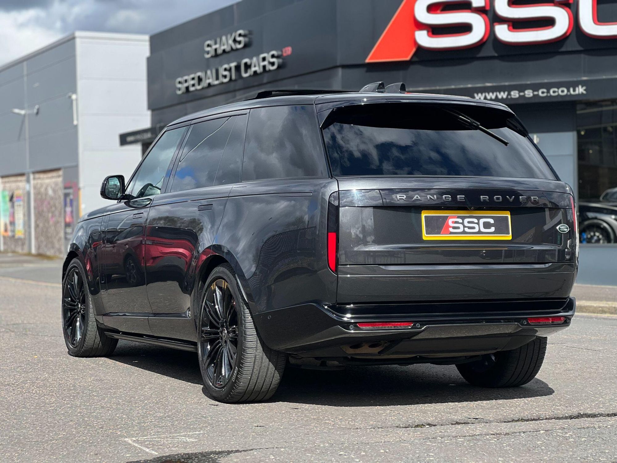 LAND ROVER RANGE ROVER DIESEL ESTATE 3.0 D350 Autobiography LWB 4dr Auto [7 Seat] for sale UK - Slide 9