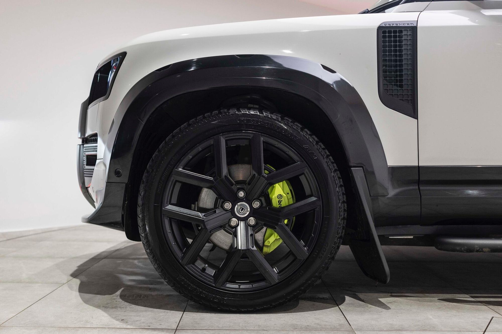 LAND ROVER DEFENDER DIESEL ESTATE 3.0 D250 X-Dynamic HSE 110 5dr Auto for sale UK - Slide 4