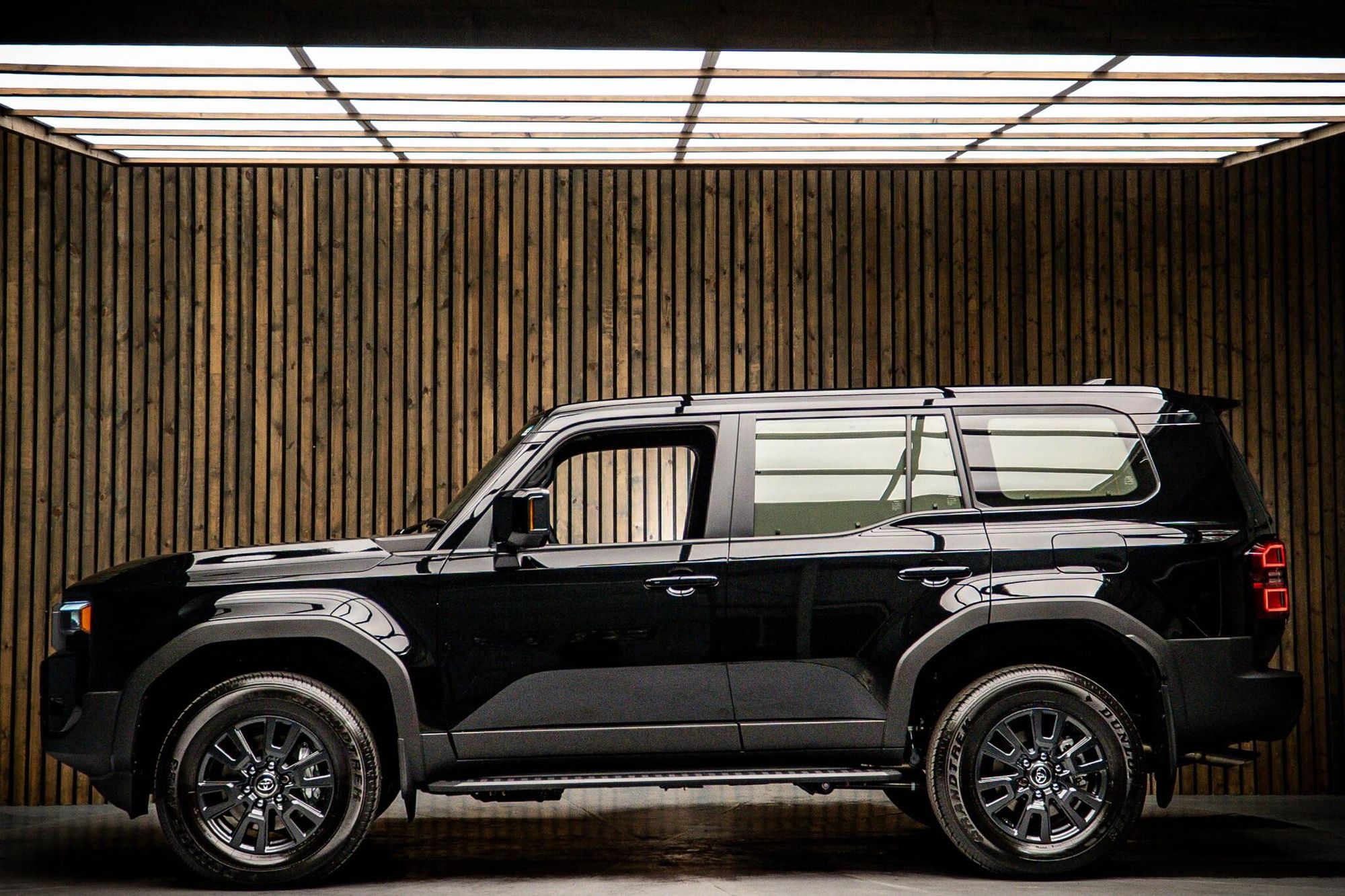 TOYOTA LAND CRUISER DIESEL SW 2.8 D-4D 204 Invincible 5dr Auto 7 Seats for sale UK - Slide 7