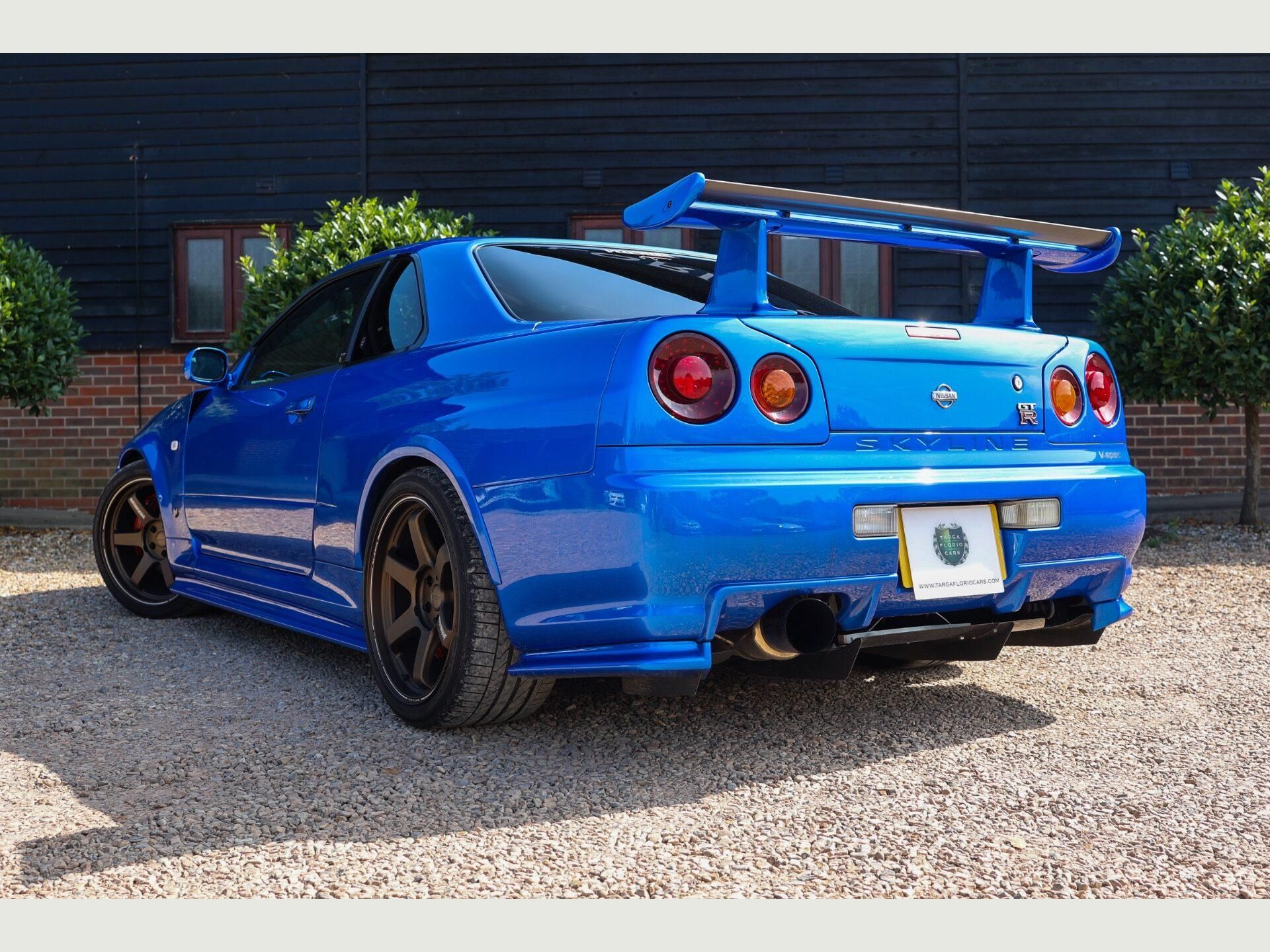 NISSAN SKYLINE GT-R V SPEC 2.6 Twin Turbo 2dr for sale UK - Slide 2