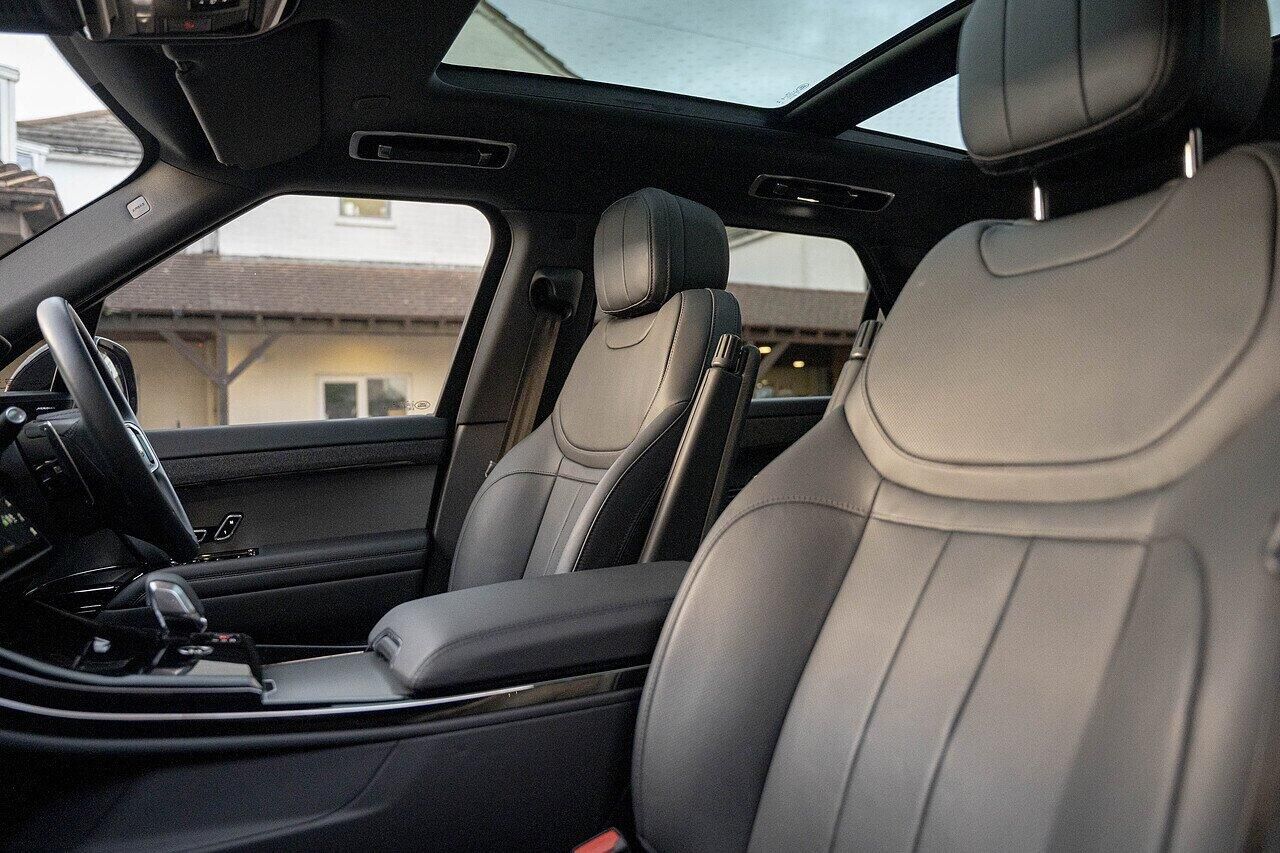 LAND ROVER RANGE ROVER SPORT DIESEL ESTATE 3.0 D300 Dynamic SE 5dr Auto for sale UK - Slide 10
