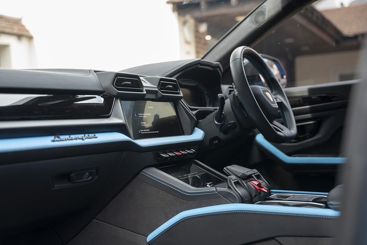 LAMBORGHINI URUS ESTATE 4.0T 25.9kWh Plug-in Hybrid FSI V8 5dr Auto for sale UK - Slide 7