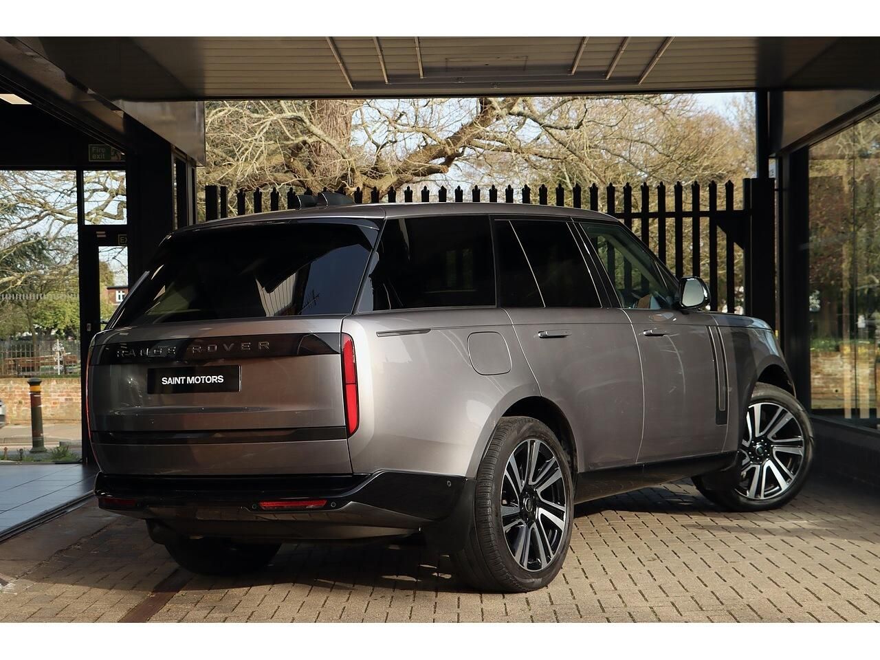 Land Rover Range Rover 3.0 D350 mHEV SE Diesel 5 Door Auto for sale UK - Slide 8