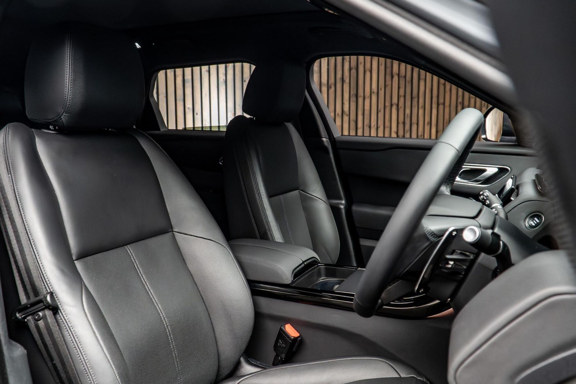 LAND ROVER RANGE ROVER VELAR ESTATE 2.0 P400e Dynamic SE 5dr Auto for sale UK - Slide 2