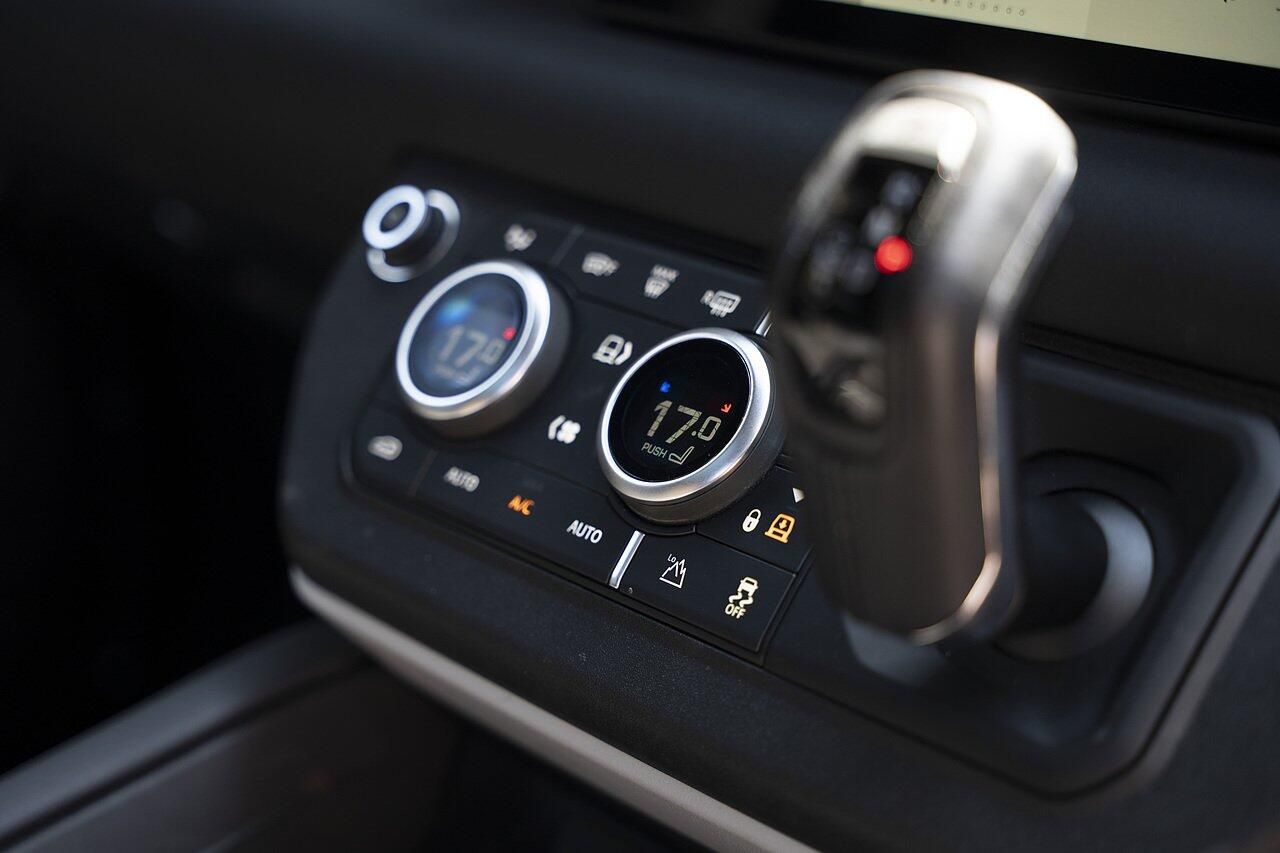 LAND ROVER DEFENDER DIESEL ESTATE 3.0 D250 X-Dynamic SE 110 5dr Auto for sale UK - Slide 9