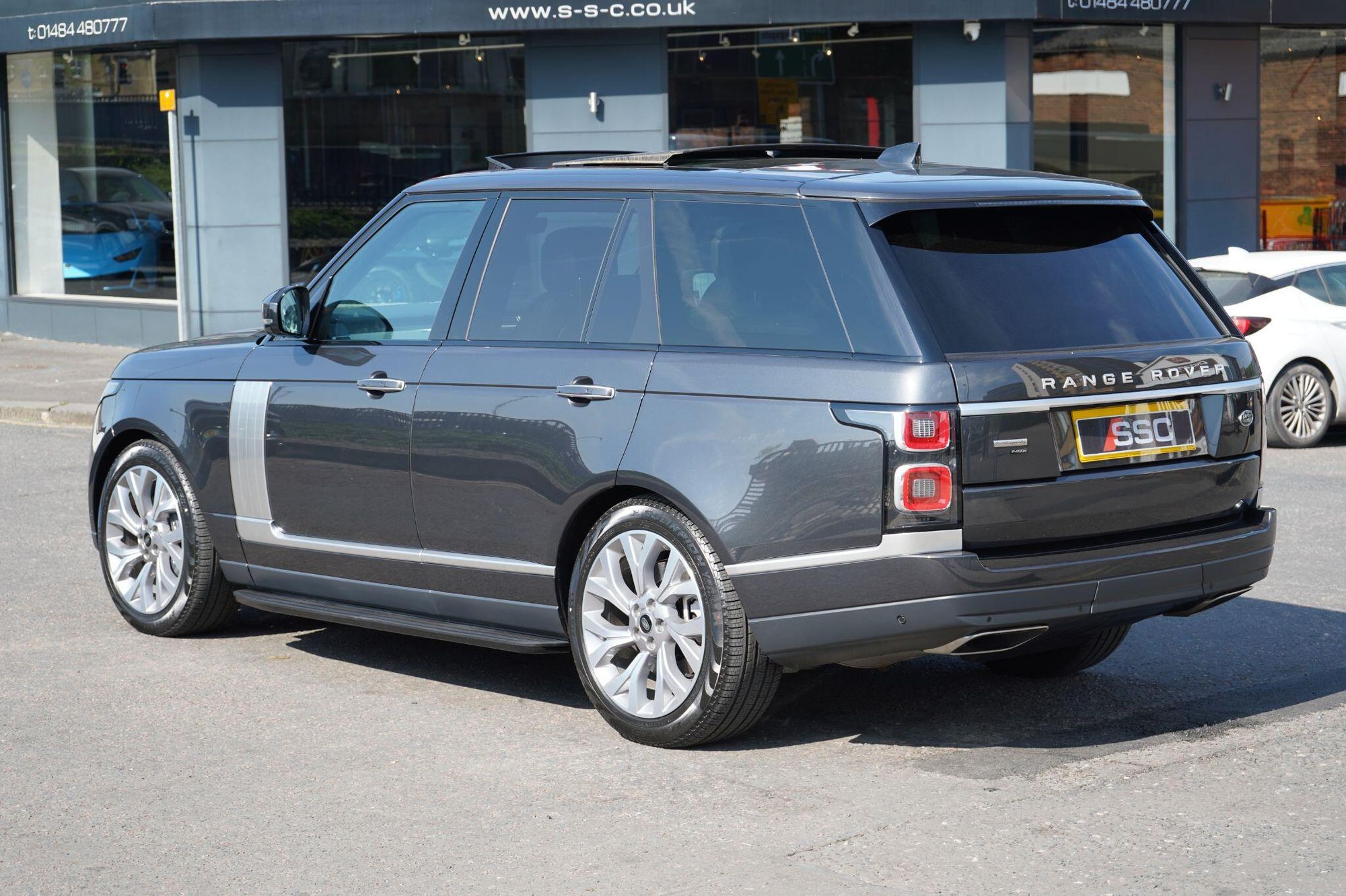 LAND ROVER RANGE ROVER ESTATE 2.0 P400e Autobiography 4dr Auto for sale UK - Slide 9