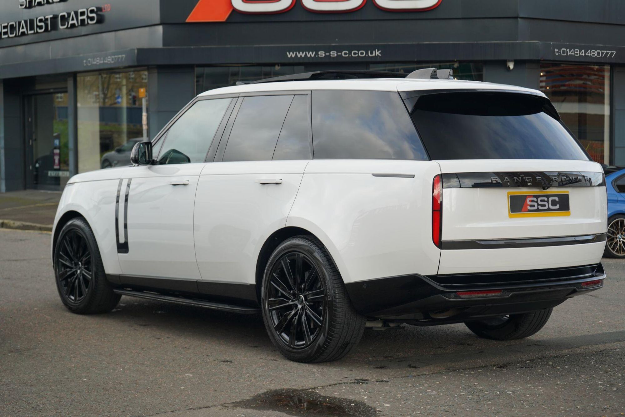 LAND ROVER RANGE ROVER ESTATE 3.0 P400 Autobiography 4dr Auto for sale UK - Slide 9