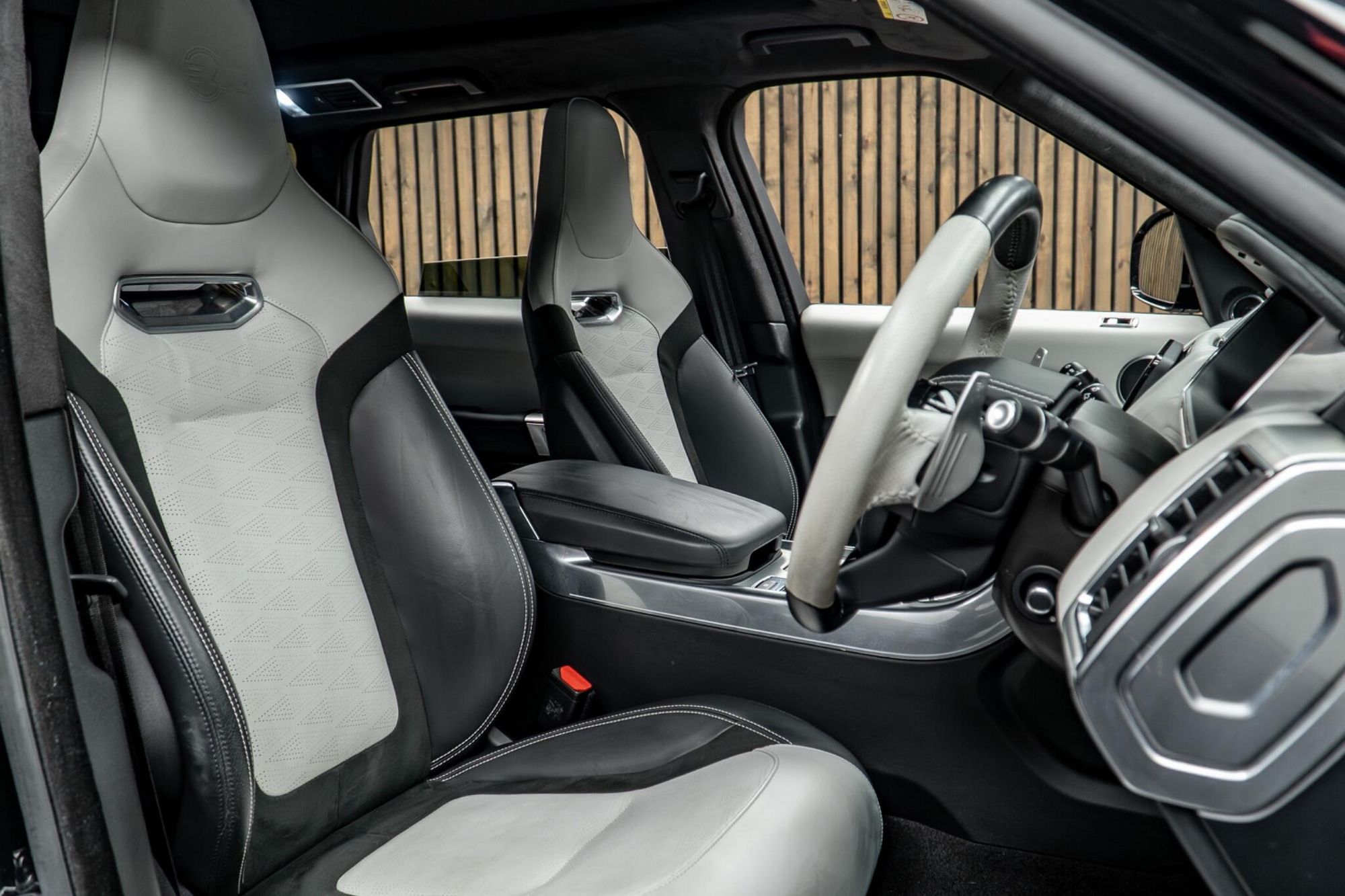 LAND ROVER RANGE ROVER SPORT ESTATE 5.0 P575 S/C SVR 5dr Auto for sale UK - Slide 2
