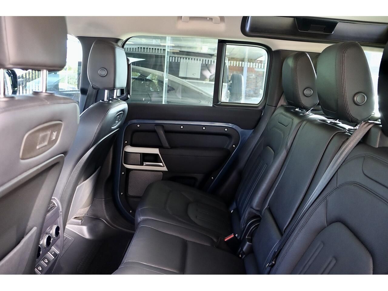 LAND ROVER DEFENDER DIESEL ESTATE 3.0 D200 SE 110 5dr Auto for sale UK - Slide 7
