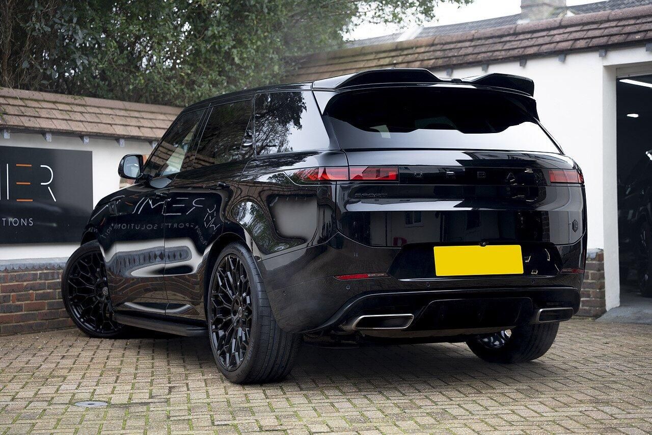 LAND ROVER RANGE ROVER SPORT DIESEL ESTATE 3.0 D300 Dynamic SE 5dr Auto for sale UK - Slide 3