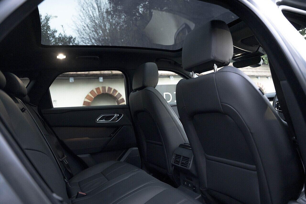 LAND ROVER RANGE ROVER VELAR DIESEL ESTATE 3.0 D300 MHEV Dynamic SE 5dr Auto for sale UK - Slide 9