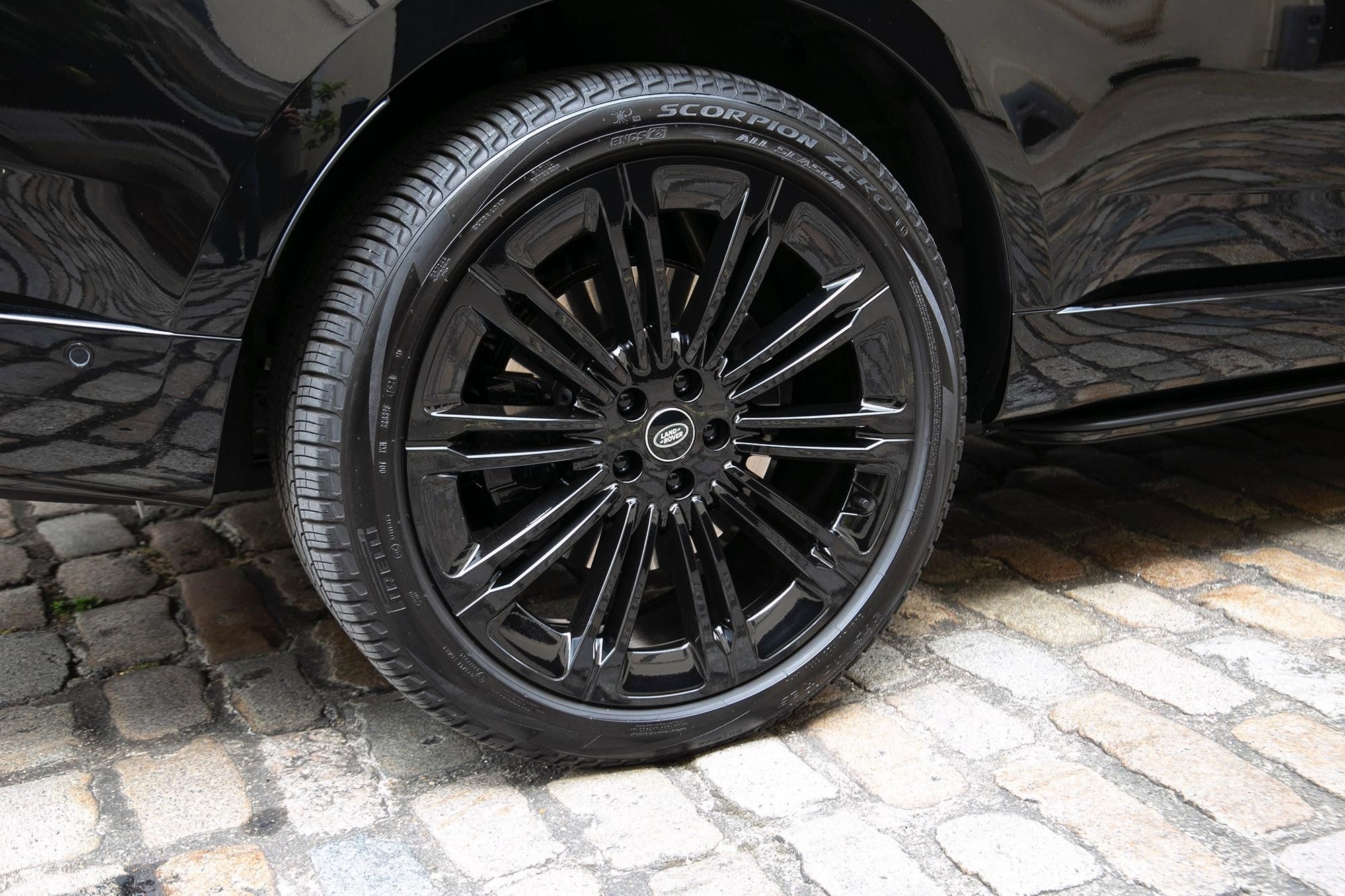 LAND ROVER RANGE ROVER ESTATE 4.4 P530 V8 Autobiography 4dr Auto for sale UK - Slide 9