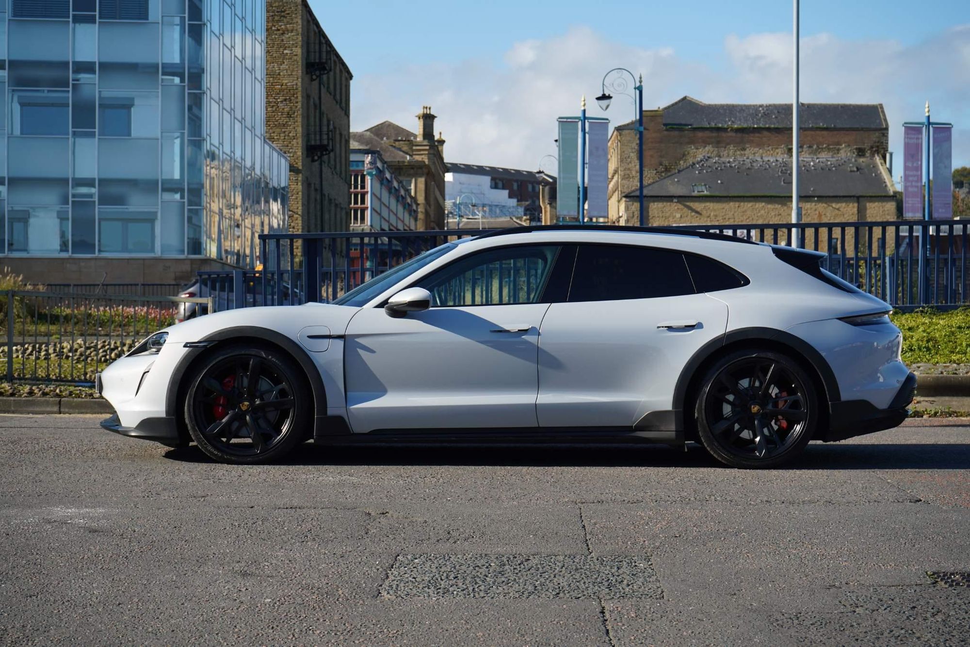 PORSCHE TAYCAN CROSS TURISMO 420kW 4S 93kWh 5dr Auto for sale UK - Slide 9