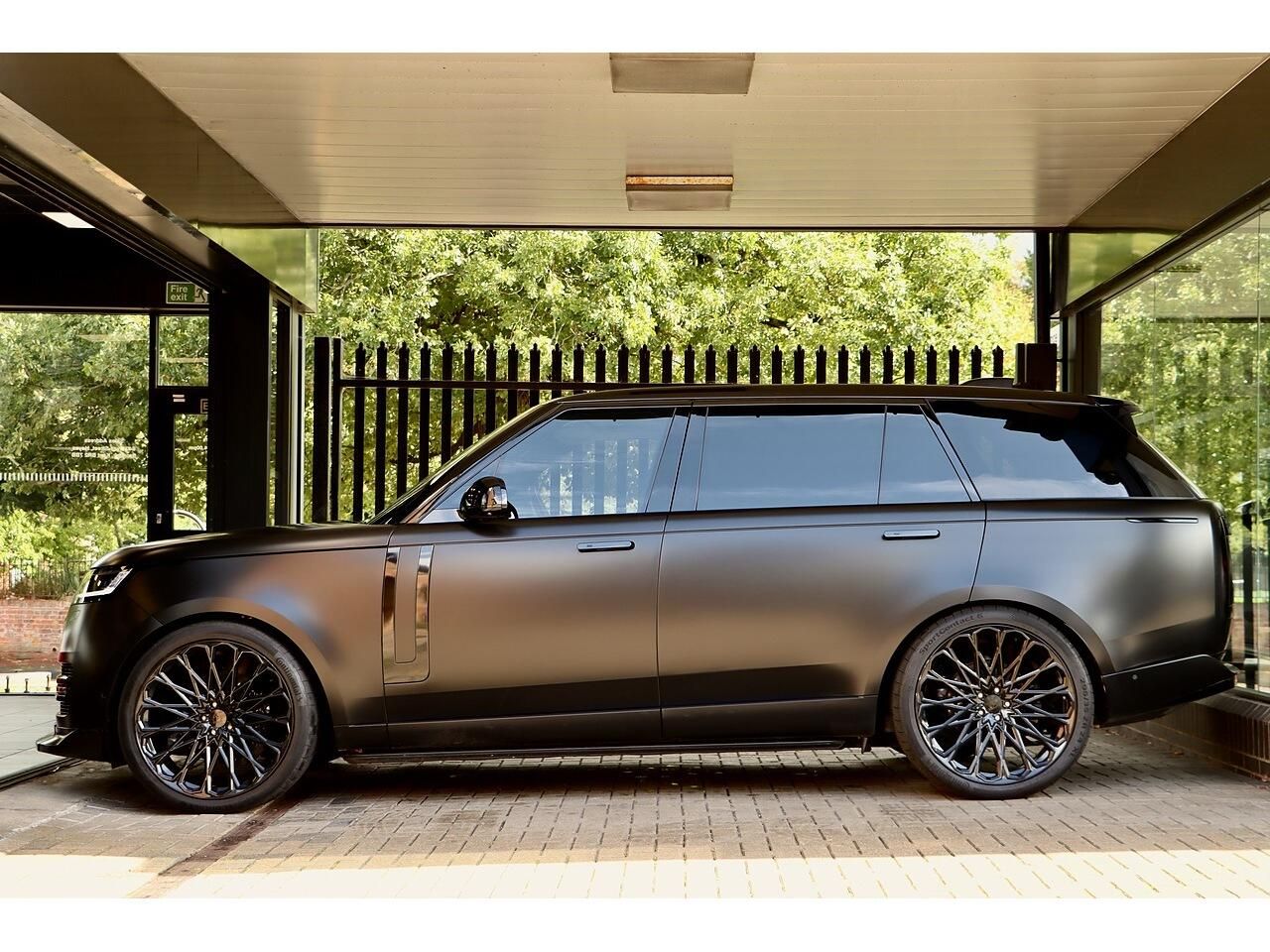 LAND ROVER RANGE ROVER DIESEL ESTATE 3.0 D350 First Edition LWB 4dr Auto for sale UK - Slide 4