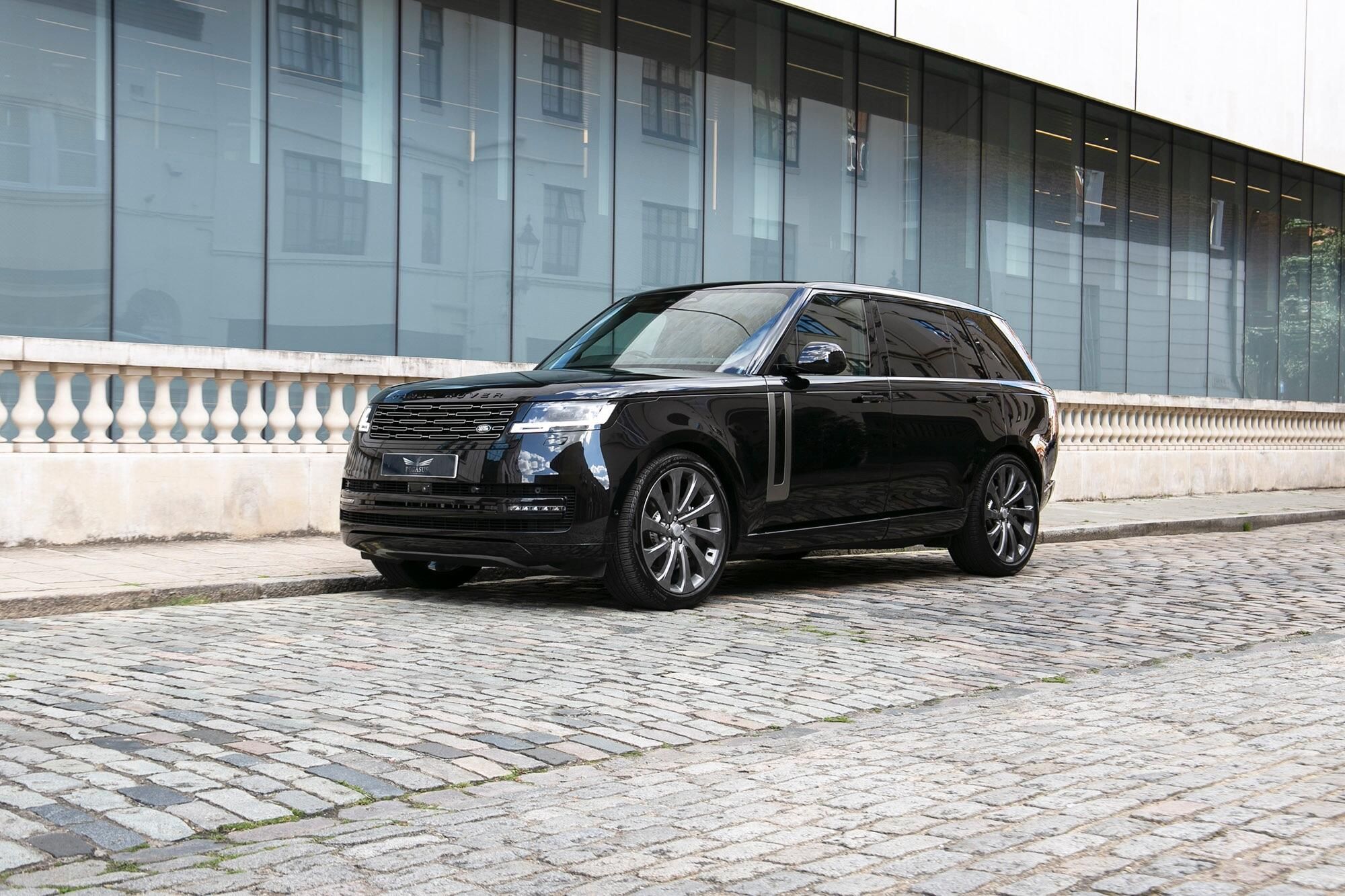 LAND ROVER RANGE ROVER ESTATE 3.0 P400 SE LWB 4dr Auto [7 Seat] for sale UK - Slide 2