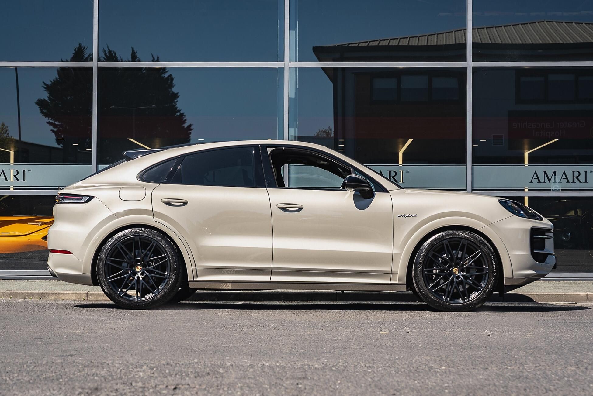 Porsche Cayenne 3.0 V6 Black Edition E-Hybrid Tiptronic S 25.9kWh 5 Door Auto for sale UK - Slide 3
