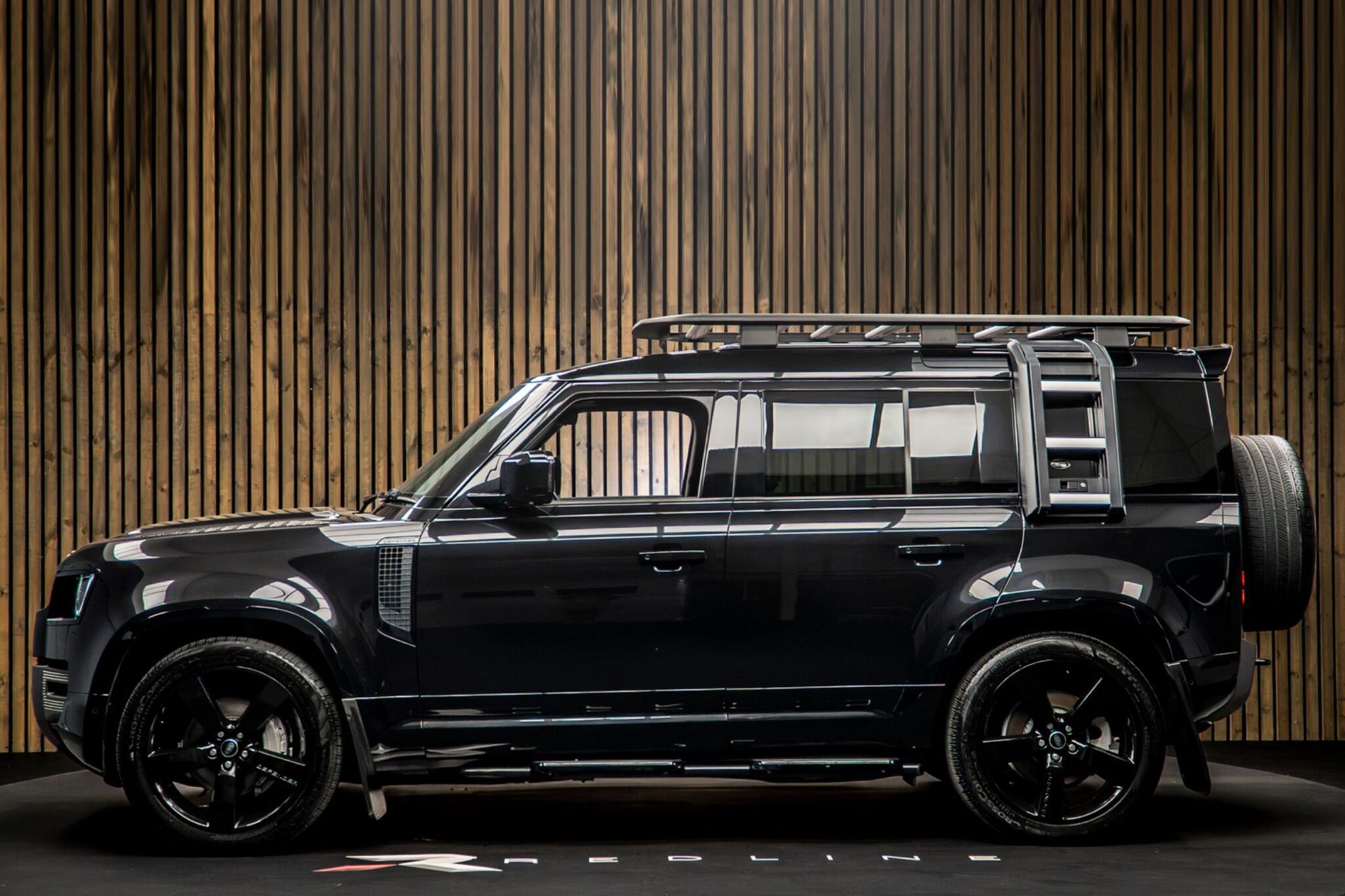LAND ROVER DEFENDER DIESEL ESTATE 3.0 D300 X-Dynamic SE 110 5dr Auto for sale UK - Slide 7