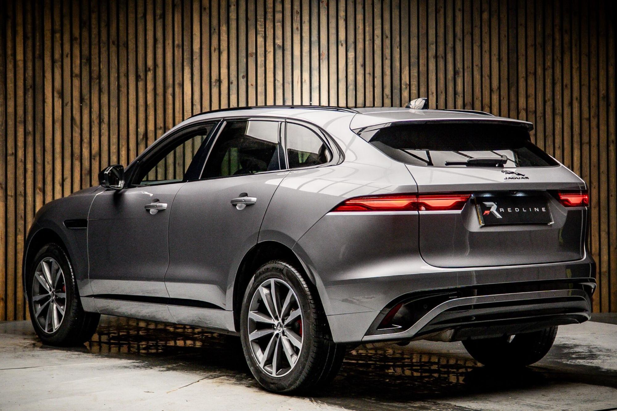 JAGUAR F-PACE DIESEL ESTATE 2.0 D200 R-Dynamic SE Black 5dr Auto AWD for sale UK - Slide 3