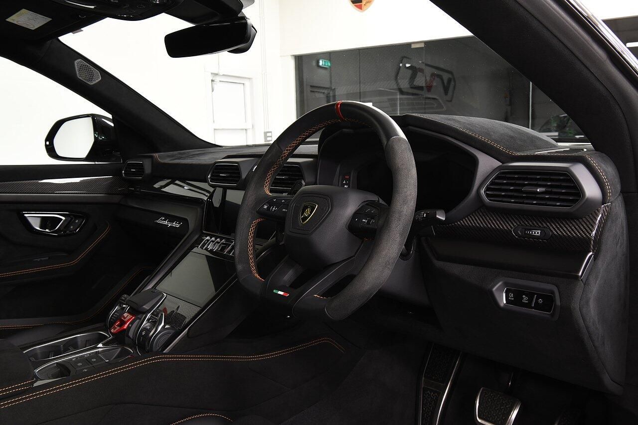 LAMBORGHINI URUS ESTATE 4.0T FSI V8 Performante 5dr Auto for sale UK - Slide 4