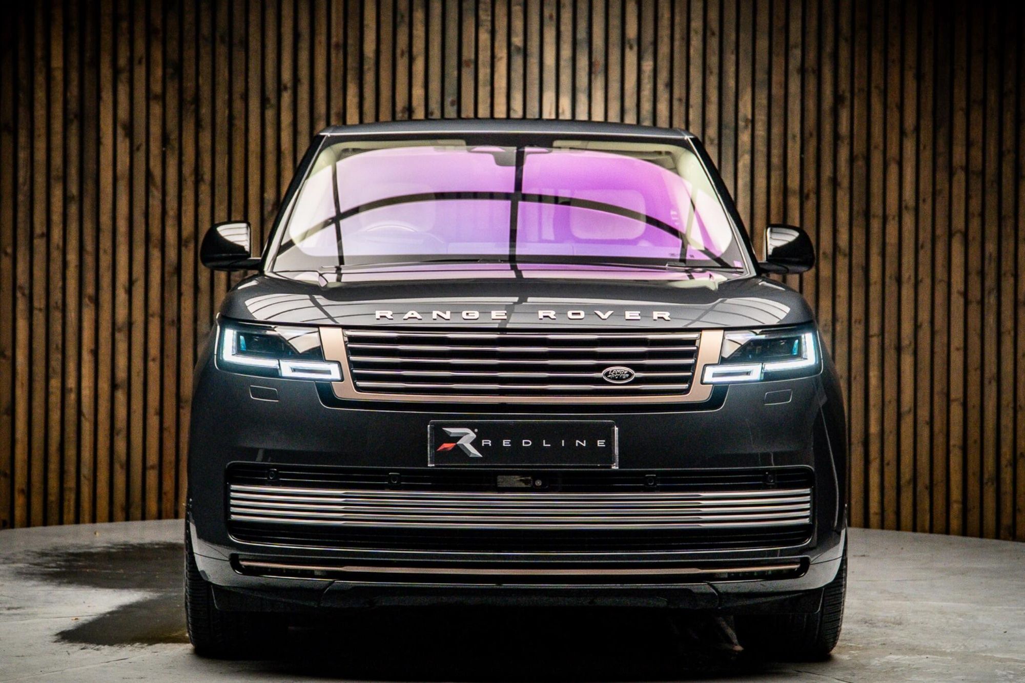 LAND ROVER RANGE ROVER ESTATE 4.4 P530 V8 SV 4dr Auto for sale UK - Slide 5