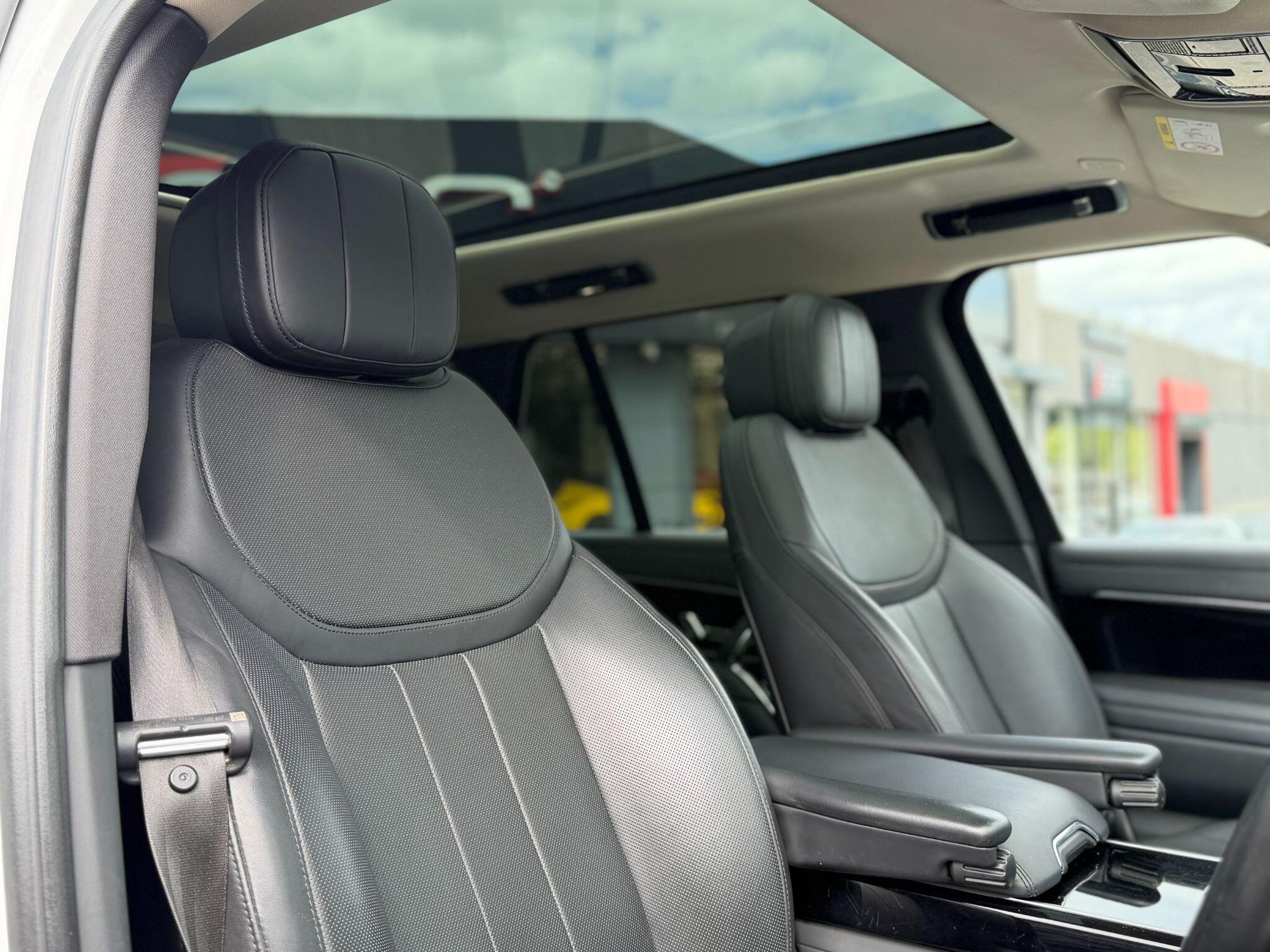 LAND ROVER RANGE ROVER DIESEL ESTATE 3.0 D350 SE 4dr Auto for sale UK - Slide 3