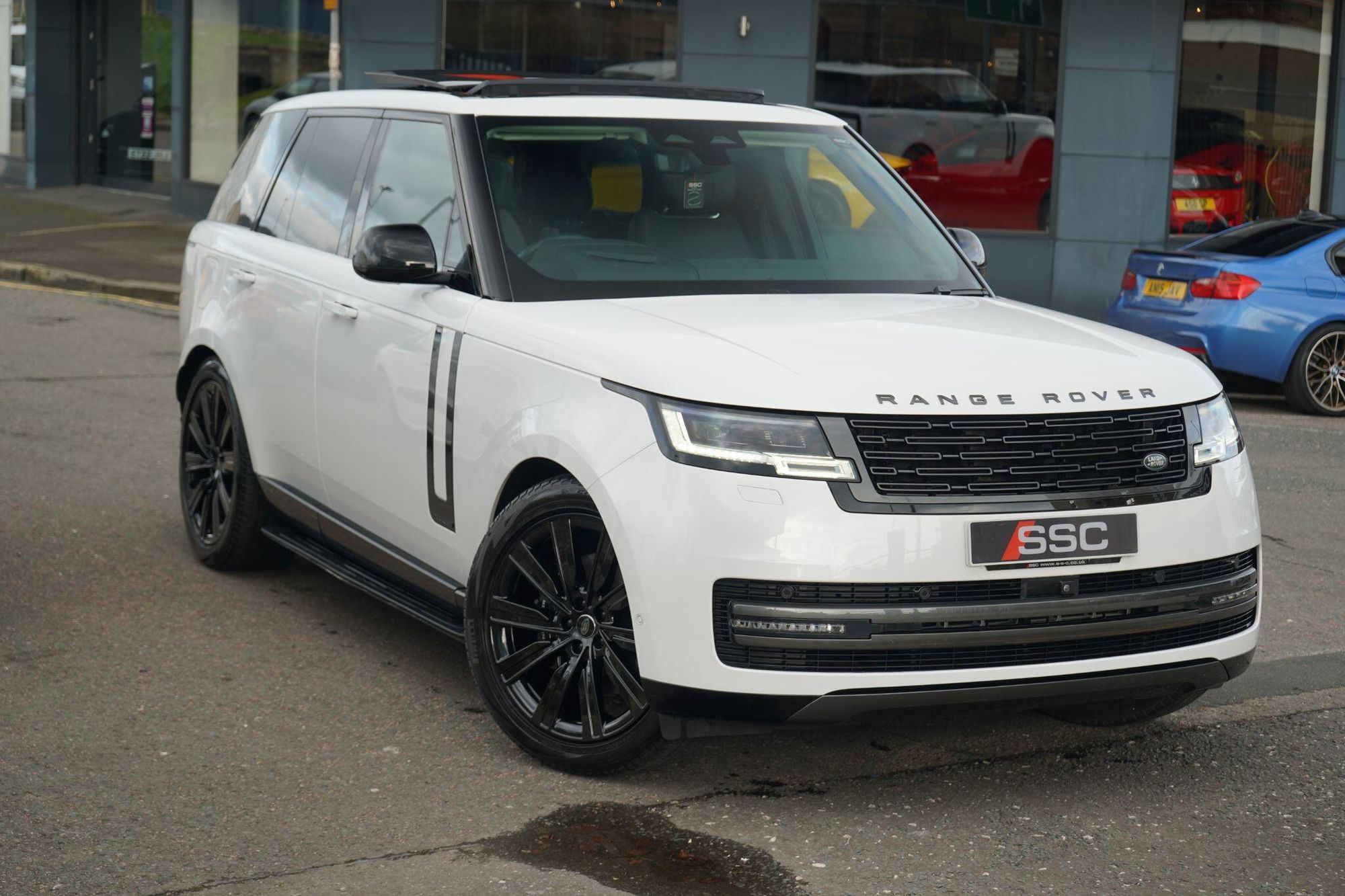 LAND ROVER RANGE ROVER ESTATE 3.0 P400 Autobiography 4dr Auto for sale UK - Slide 4