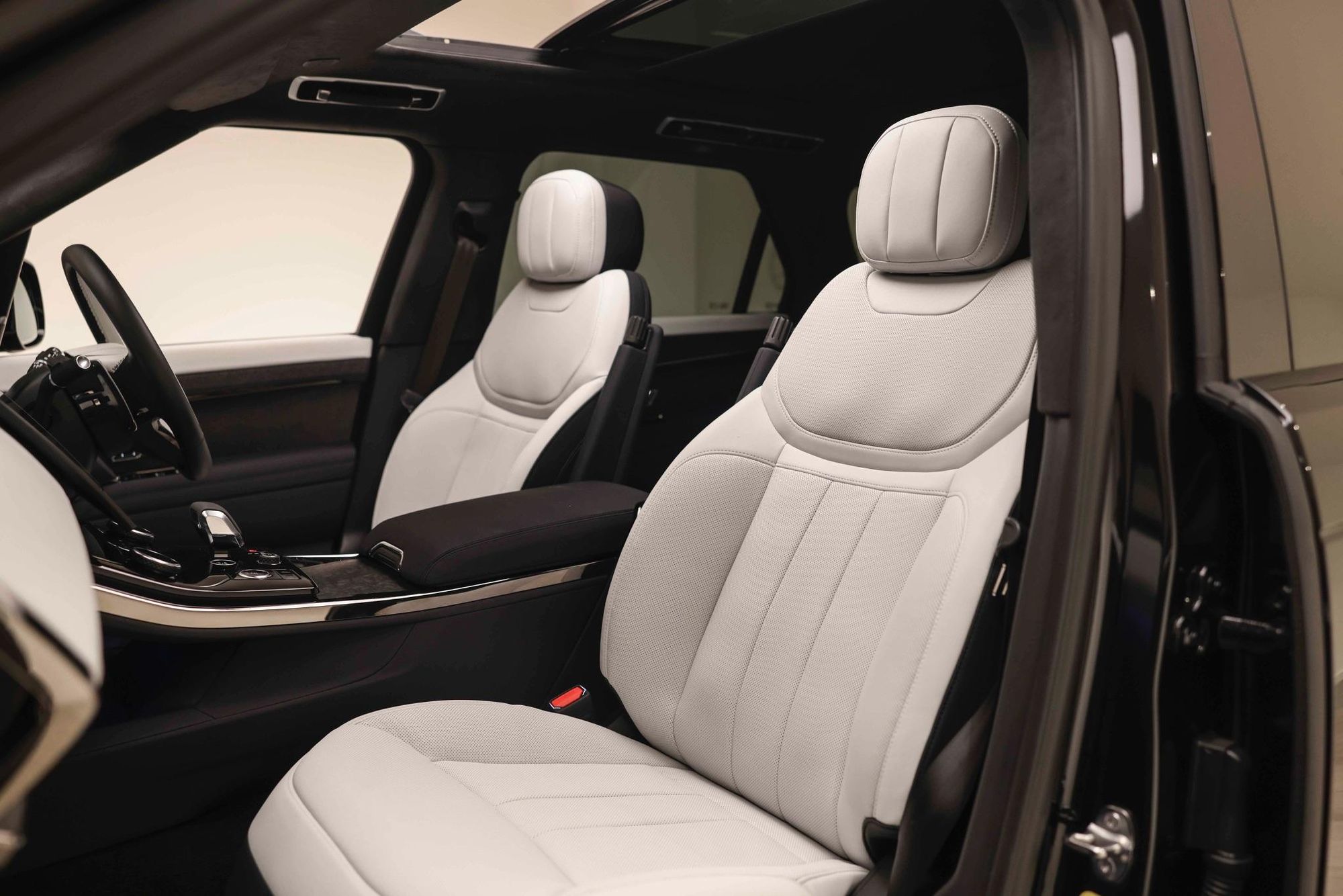 LAND ROVER RANGE ROVER SPORT ESTATE 4.4 P530 V8 First Edition 5dr Auto for sale UK - Slide 3