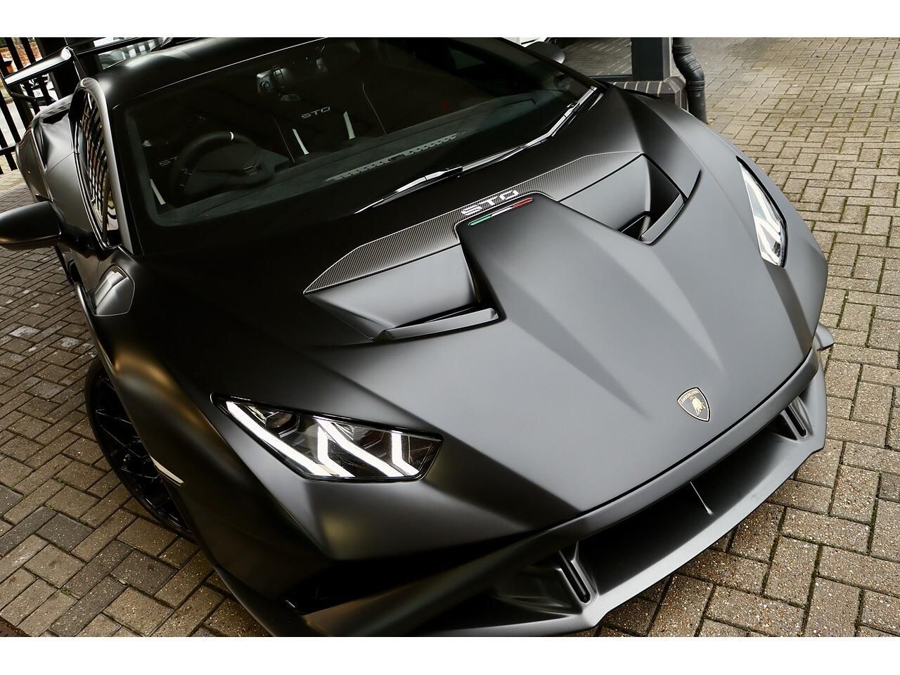 LAMBORGHINI HURACAN EVO COUPE 5.2 V10 640 STO 2dr Auto for sale UK - Slide 5