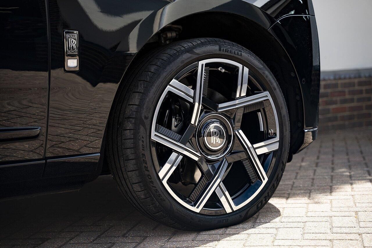 ROLLS-ROYCE CULLINAN ESTATE II Black Badge 5dr Auto for sale UK - Slide 8