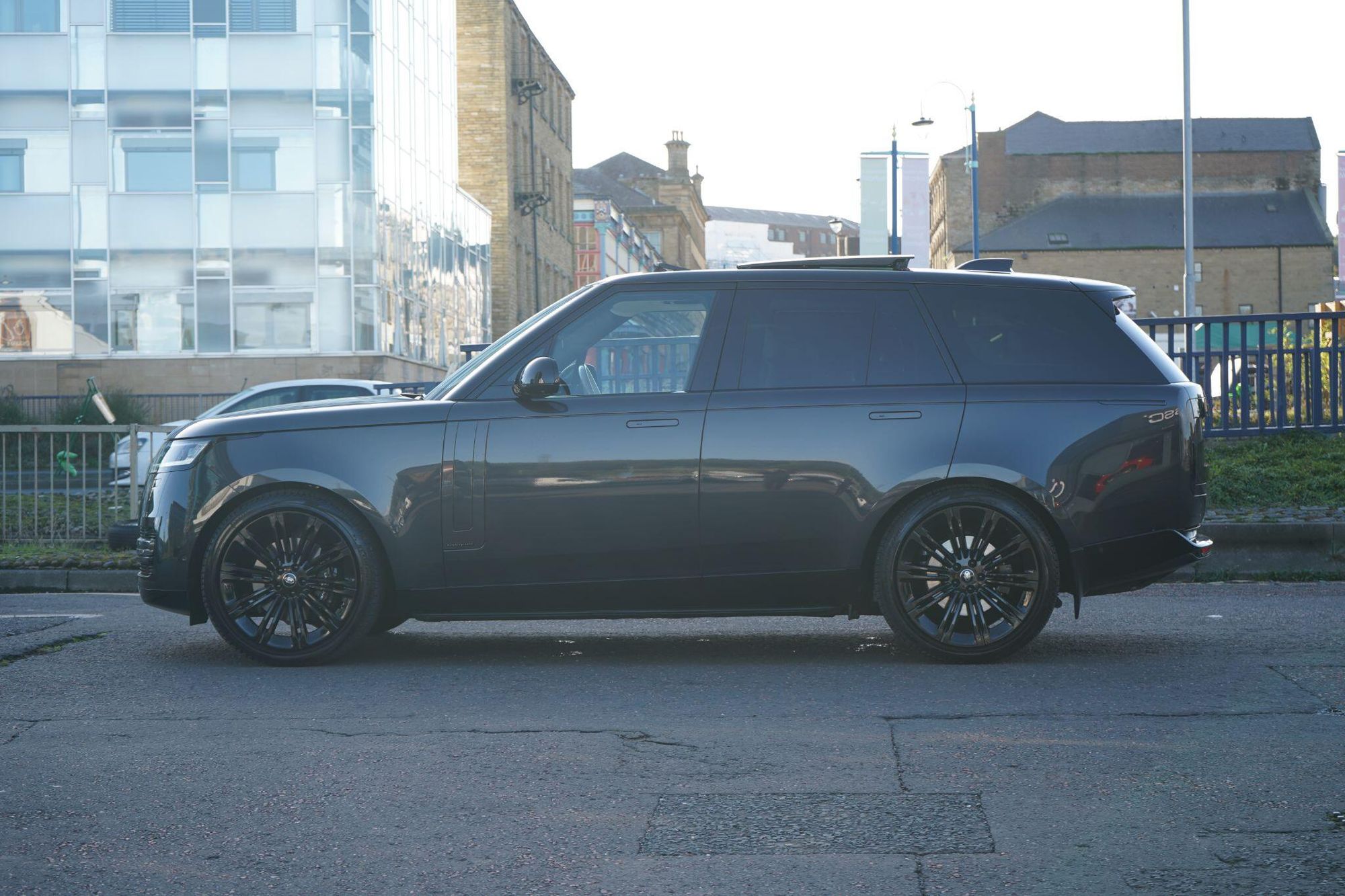 LAND ROVER RANGE ROVER DIESEL ESTATE 3.0 D350 Autobiography 4dr Auto for sale UK - Slide 8