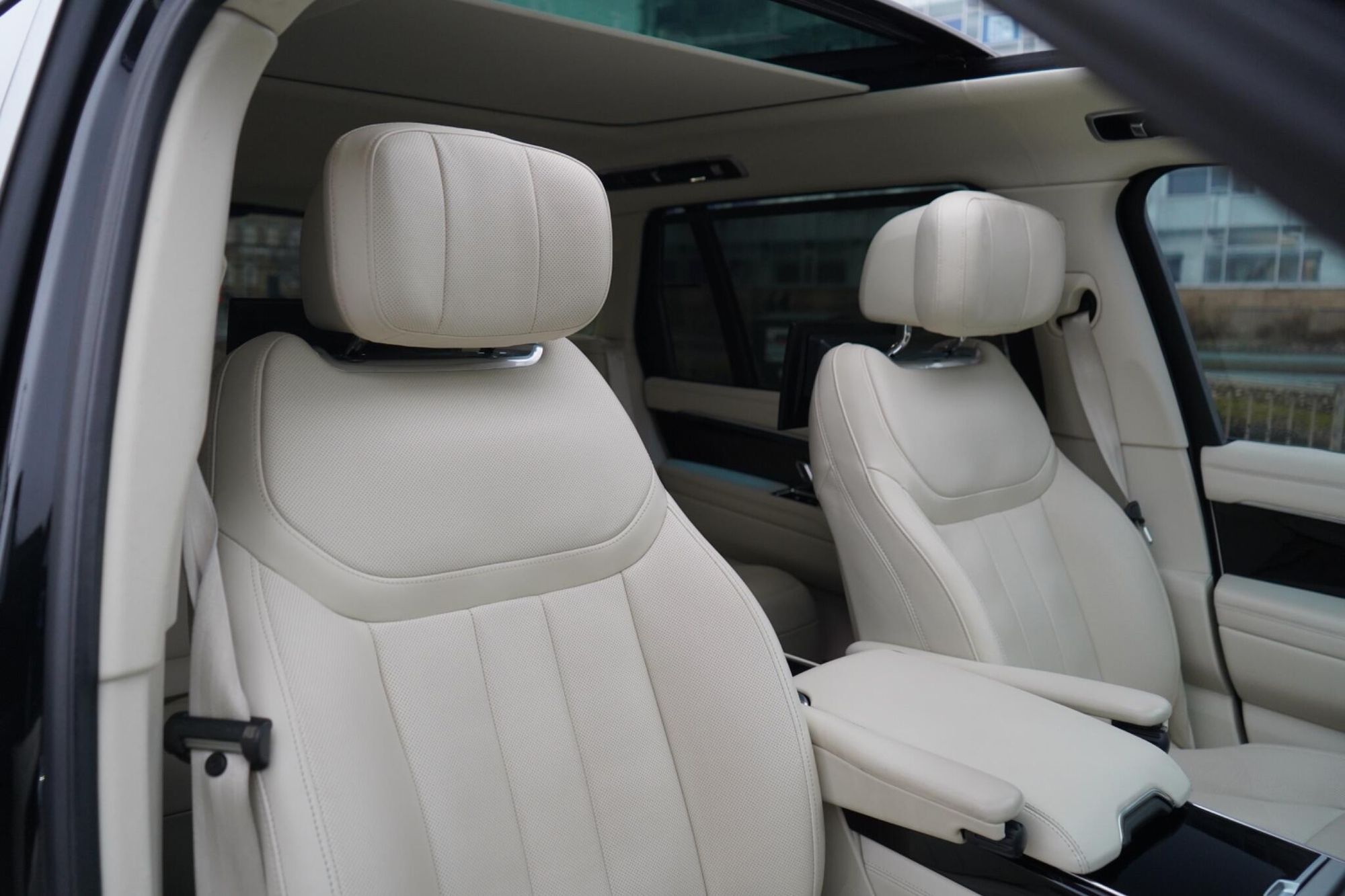 LAND ROVER RANGE ROVER ESTATE 3.0 P460e Autobiography LWB 4dr Auto for sale UK - Slide 3