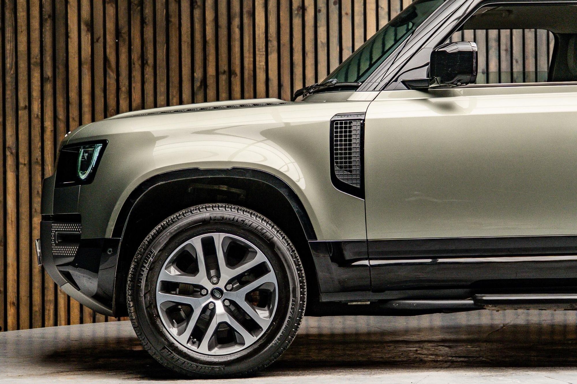 LAND ROVER DEFENDER ESTATE 2.0 P300 X-Dynamic SE 90 3dr Auto for sale UK - Slide 9