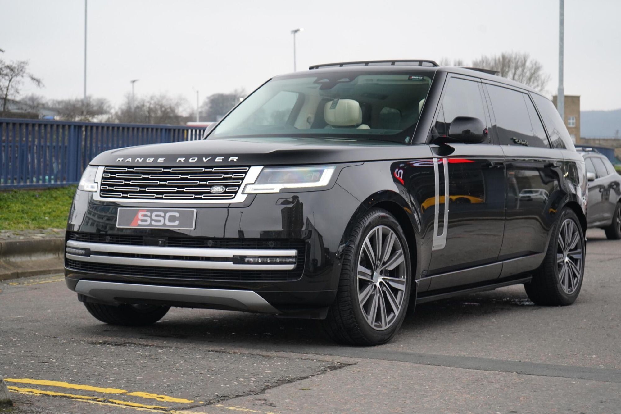 LAND ROVER RANGE ROVER ESTATE 3.0 P460e Autobiography LWB 4dr Auto for sale UK - Slide 8