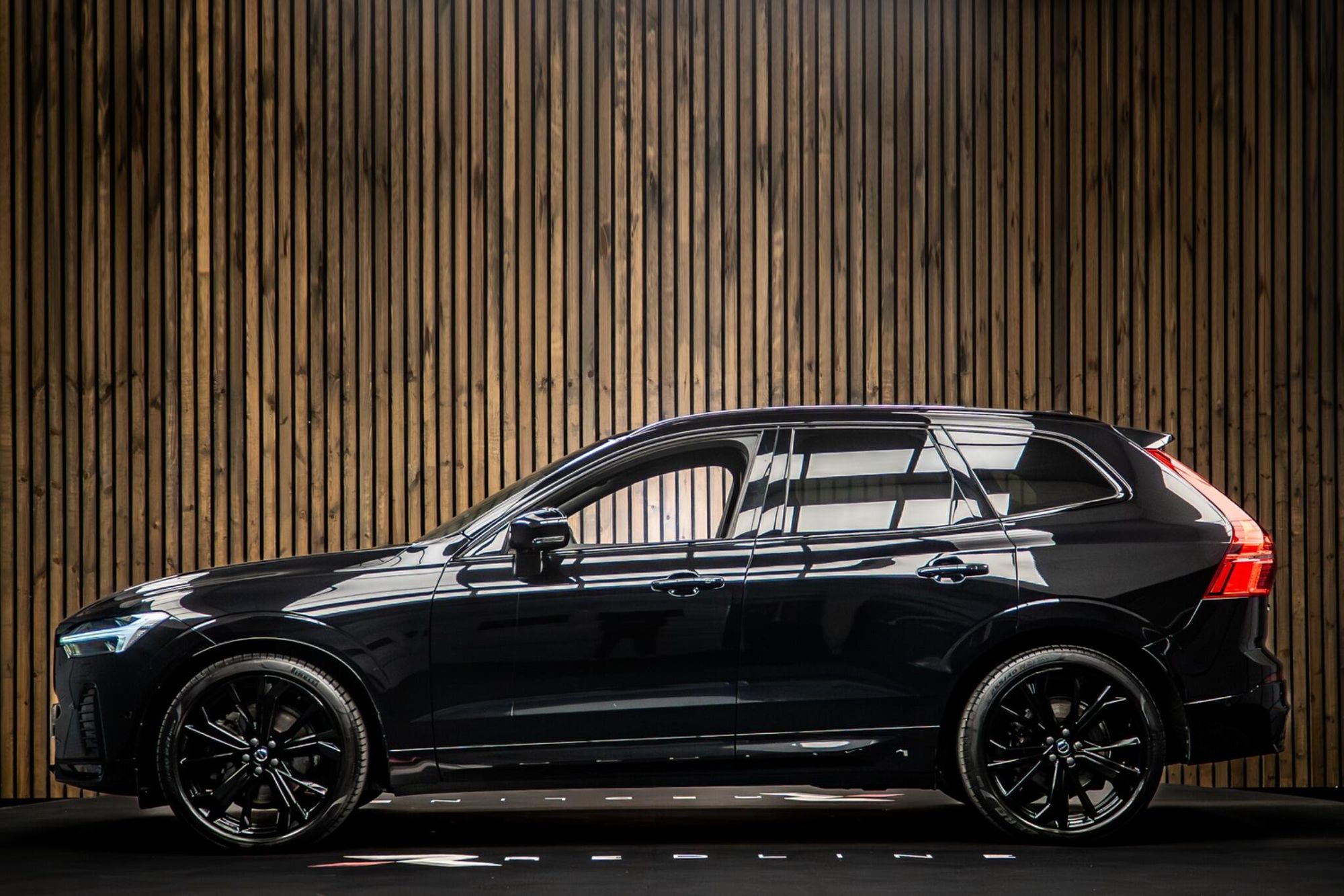 VOLVO XC60 ESTATE 2.0 B5P Ultimate Black Edition 5dr AWD Geartronic for sale UK - Slide 7
