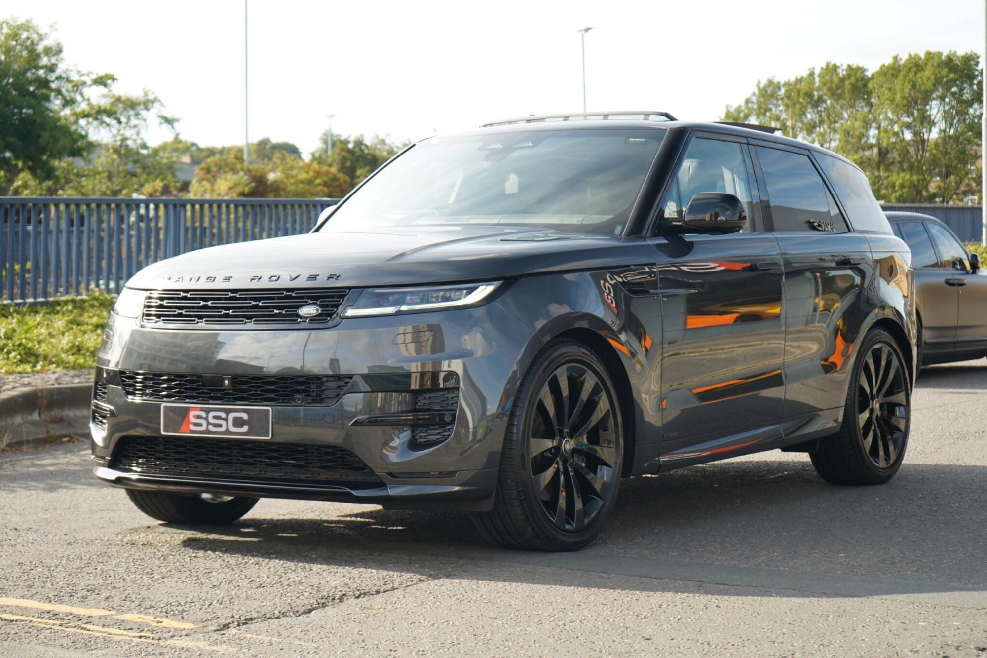 LAND ROVER RANGE ROVER SPORT ESTATE 4.4 P530 V8 Autobiography 5dr Auto for sale UK - Slide 7