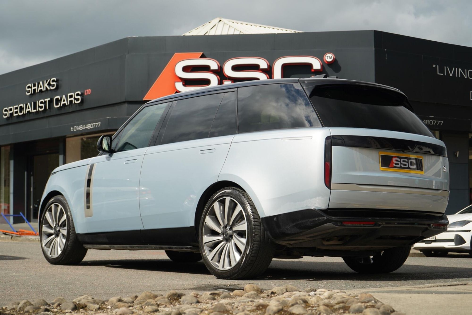 LAND ROVER RANGE ROVER ESTATE 4.4 P530 V8 SV LWB 4dr Auto for sale UK - Slide 2