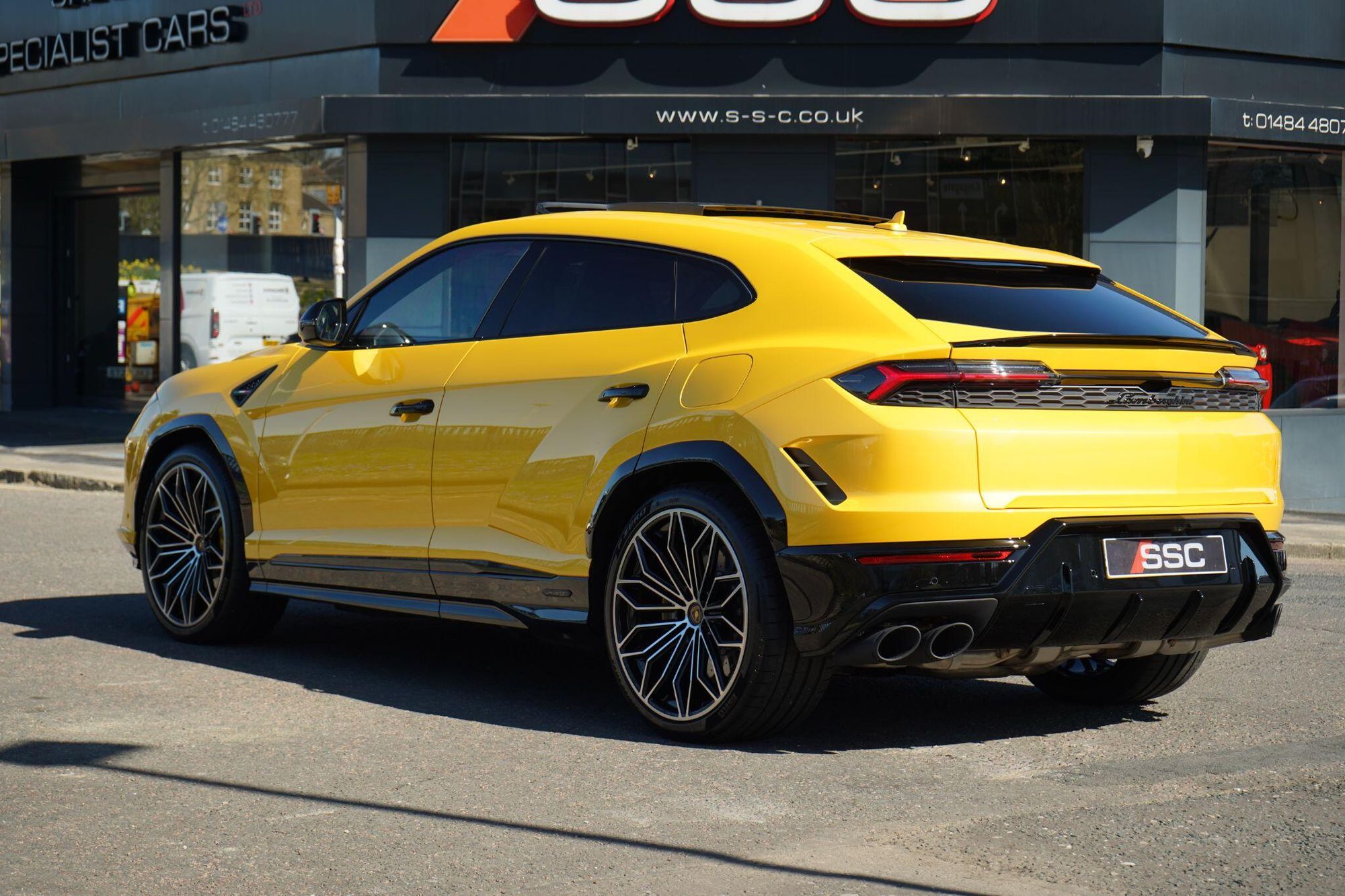 LAMBORGHINI URUS ESTATE 4.0T 25.9kWh Plug-in Hybrid FSI V8 5dr Auto for sale UK - Slide 9