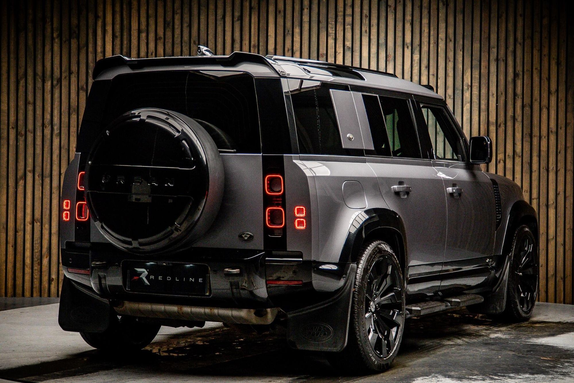 LAND ROVER DEFENDER ESTATE 2.0 P300 X-Dynamic SE 110 5dr Auto for sale UK - Slide 4