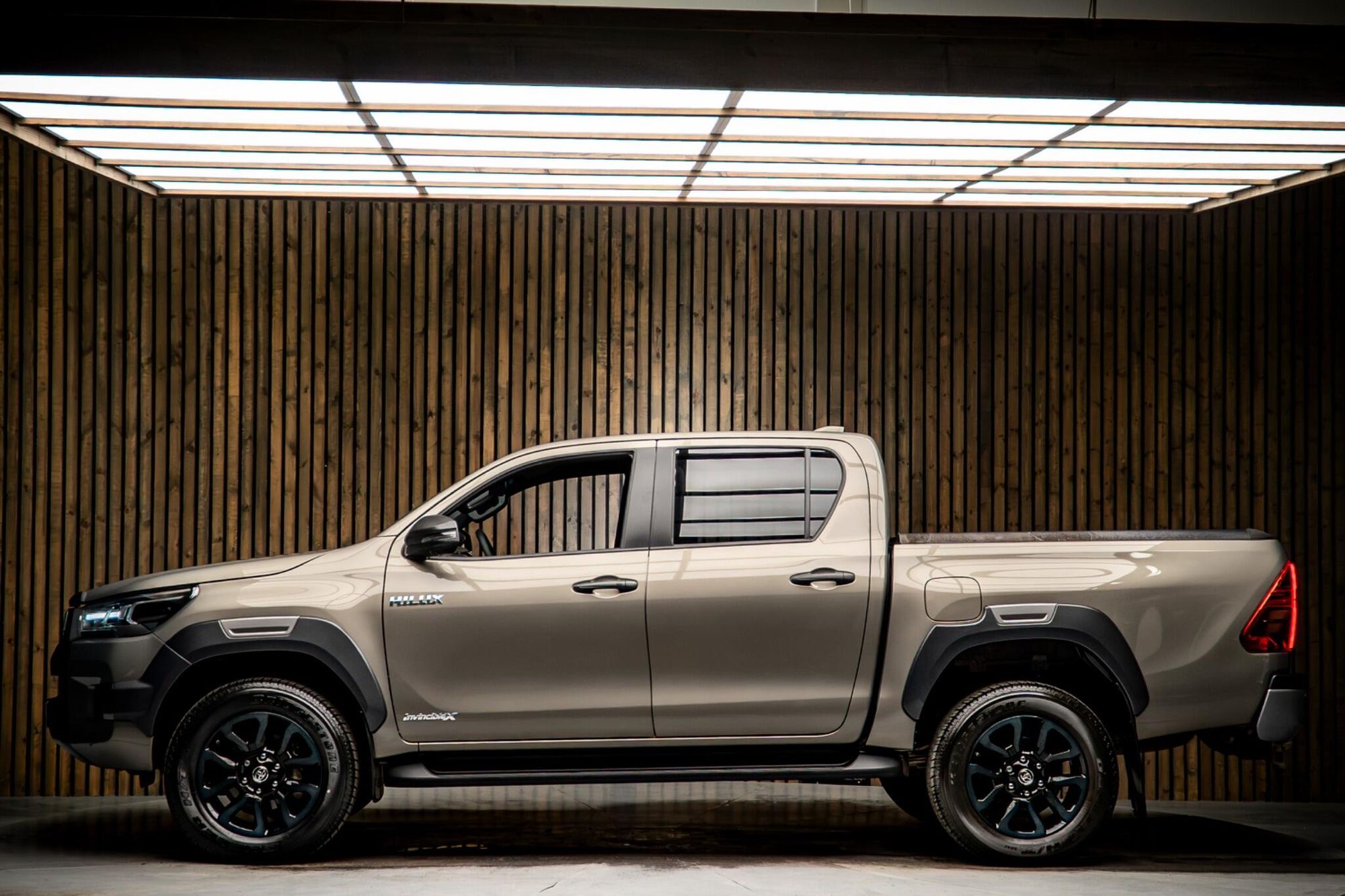 TOYOTA HILUX DIESEL Invincible X D/Cab Pick Up 2.8 D-4D Auto for sale UK - Slide 7