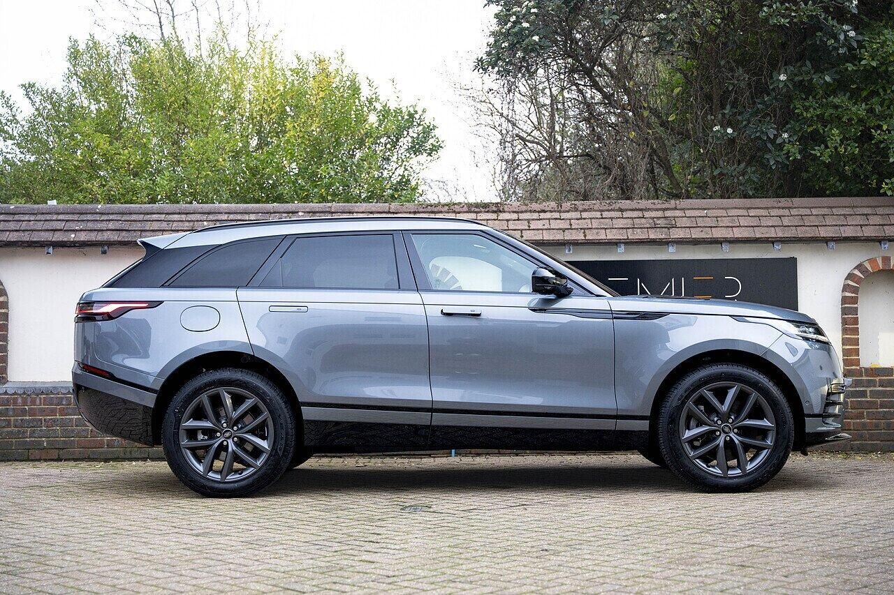 LAND ROVER RANGE ROVER VELAR DIESEL ESTATE 3.0 D300 MHEV Dynamic SE 5dr Auto for sale UK - Slide 3