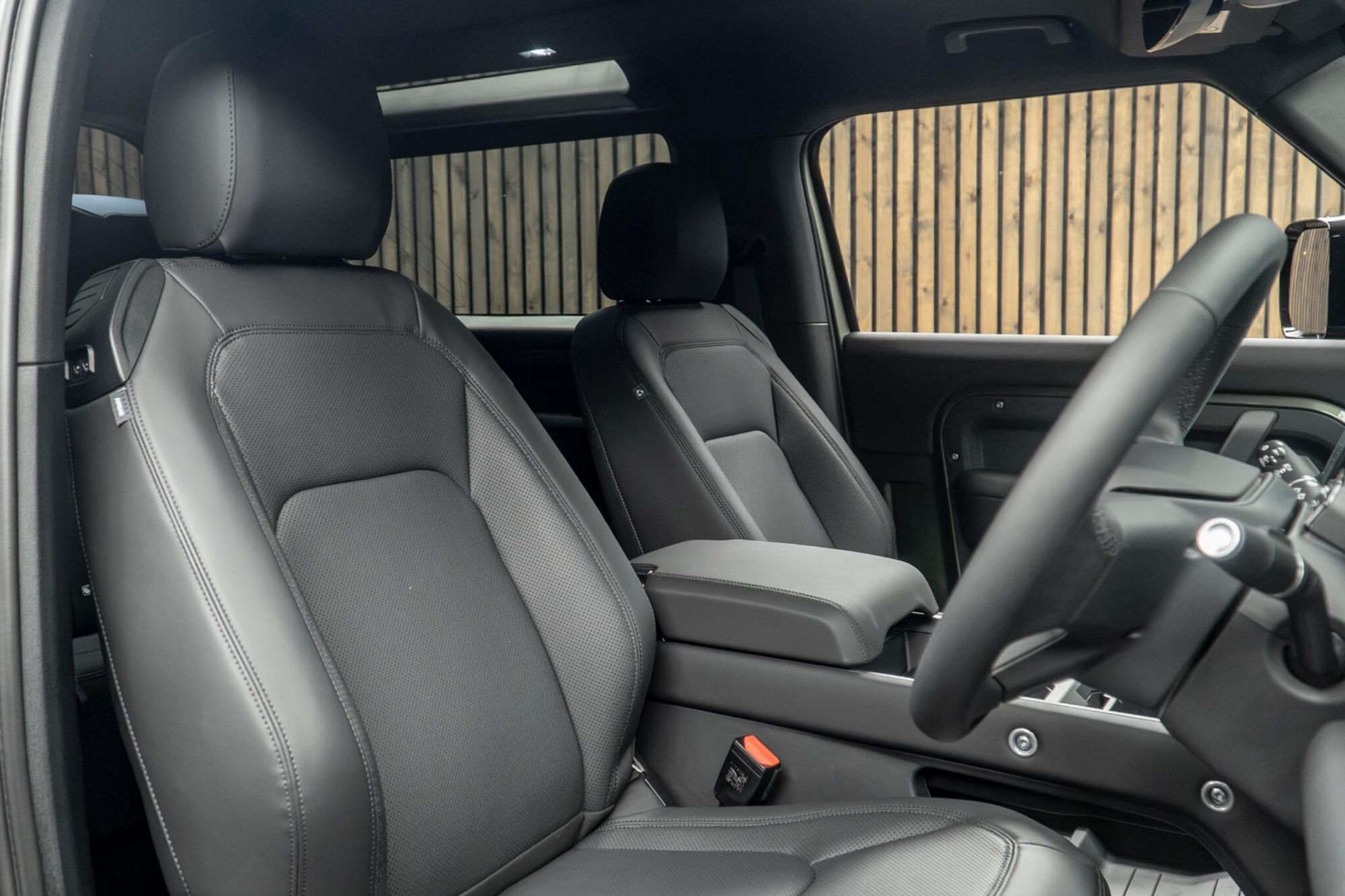 Land Rover Defender 90 X-Dynamic SE 3.0 D250 MHEV X-Dynamic SE Auto 4WD Euro 6 (s/s) 3dr for sale UK - Slide 2