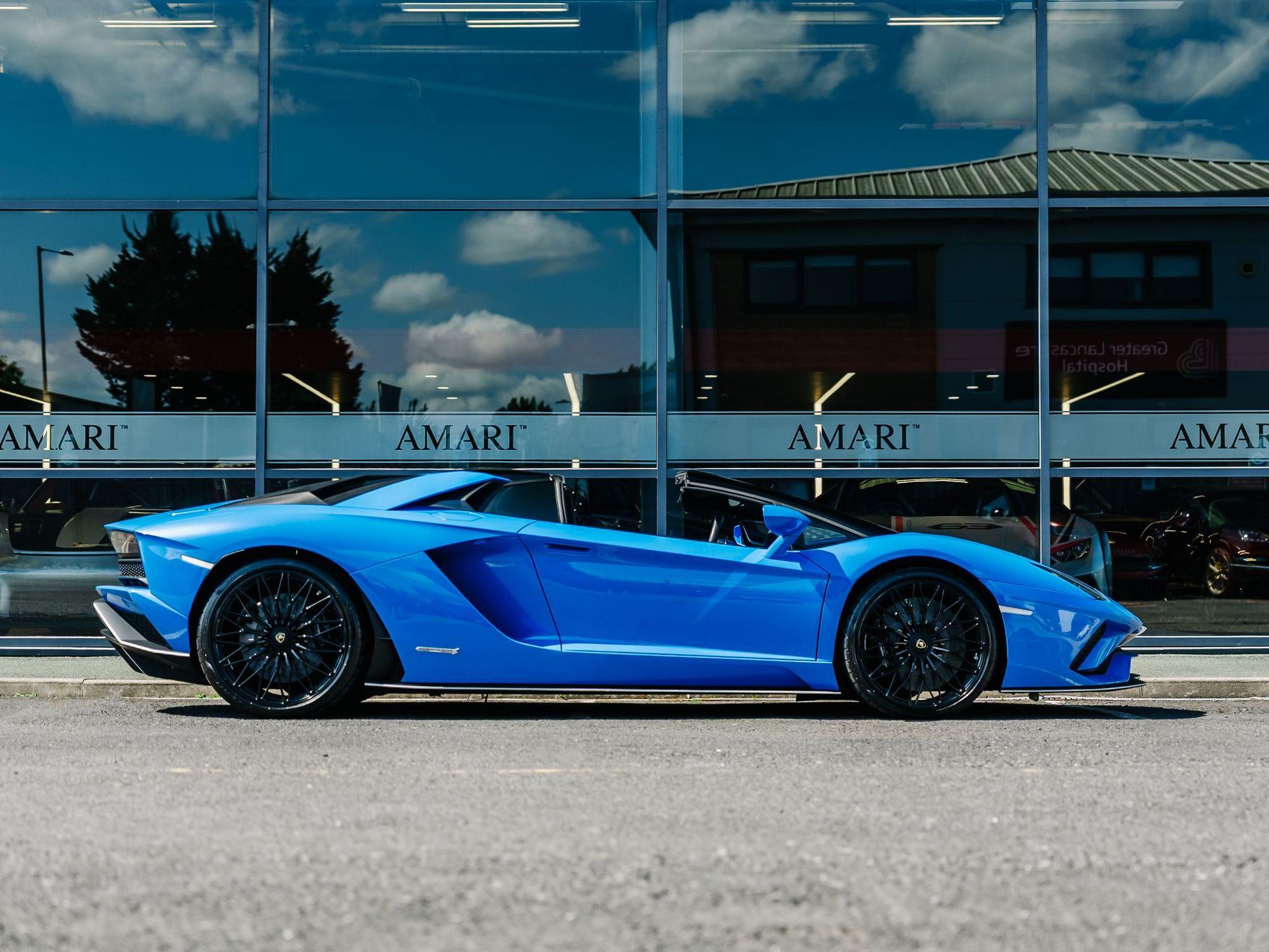 LAMBORGHINI AVENTADOR ROADSTER LP 740-4 S 2dr ISR for sale UK - Slide 3
