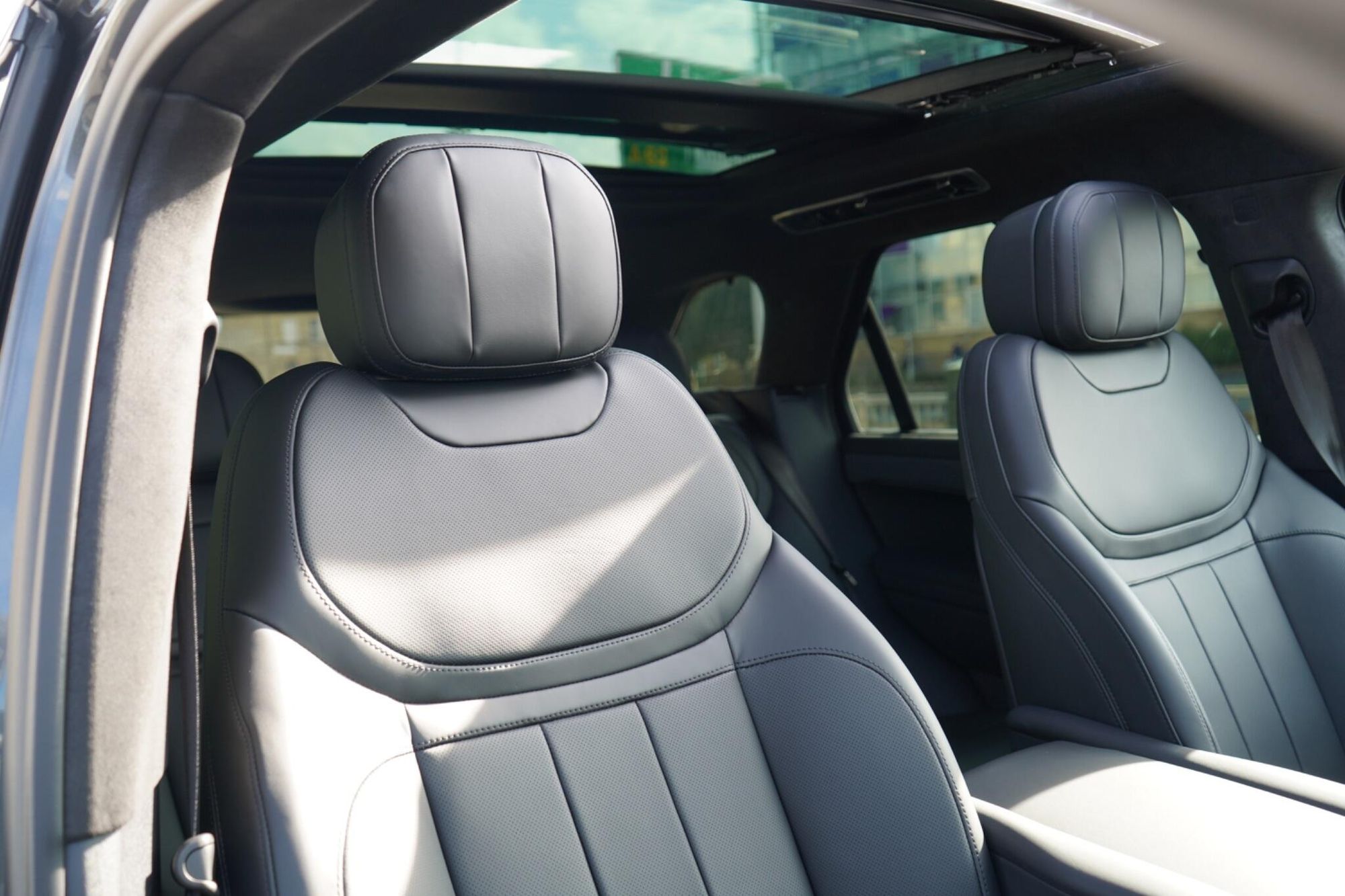 LAND ROVER RANGE ROVER SPORT ESTATE 4.4 P530 V8 Autobiography 5dr Auto for sale UK - Slide 3