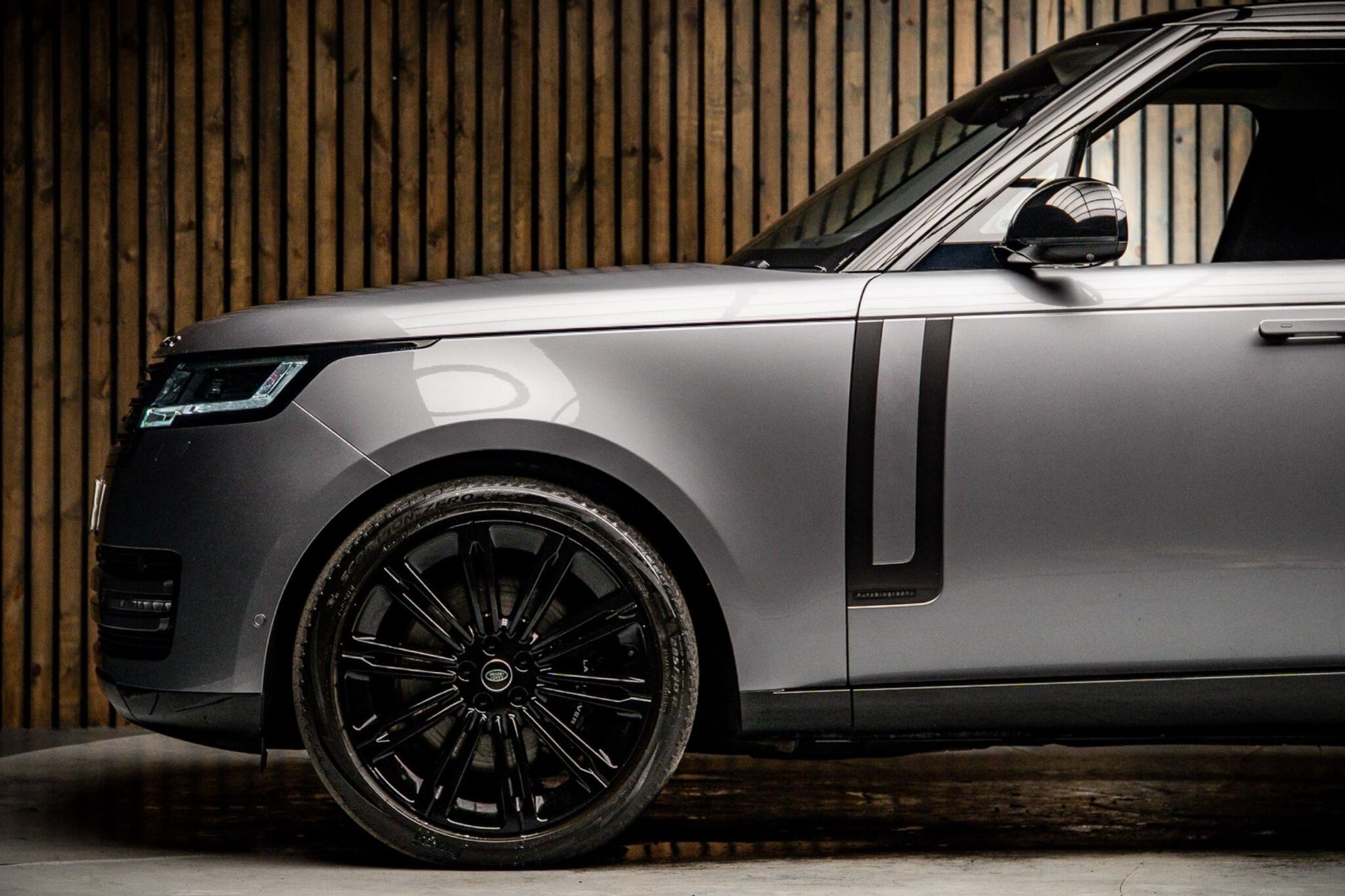 LAND ROVER RANGE ROVER ESTATE 4.4 P530 V8 Autobiography 4dr Auto for sale UK - Slide 9