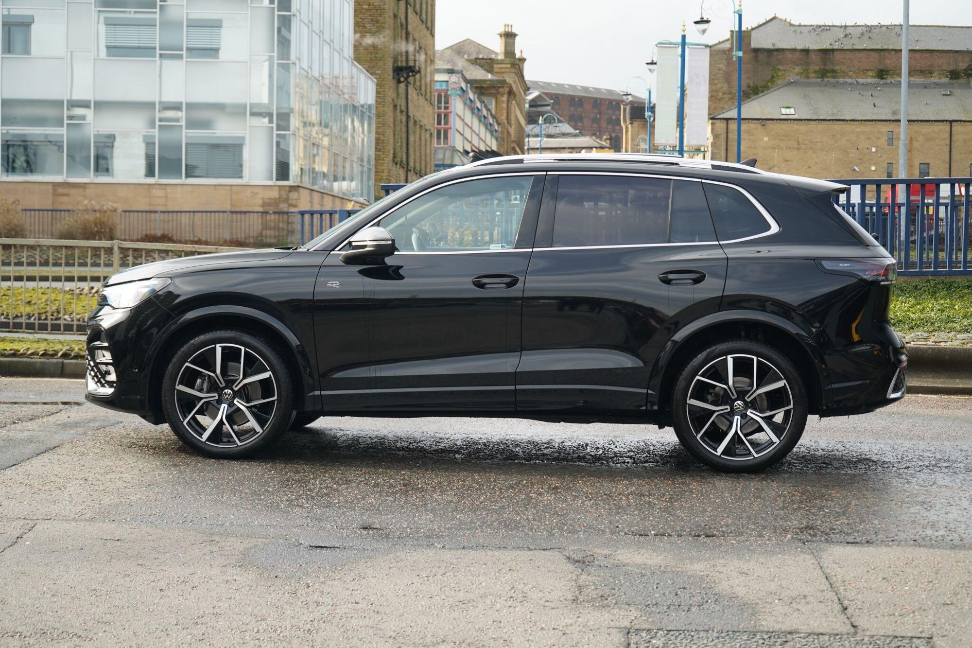 VOLKSWAGEN TIGUAN DIESEL ESTATE 2.0 TDI R-Line 5dr DSG for sale UK - Slide 8