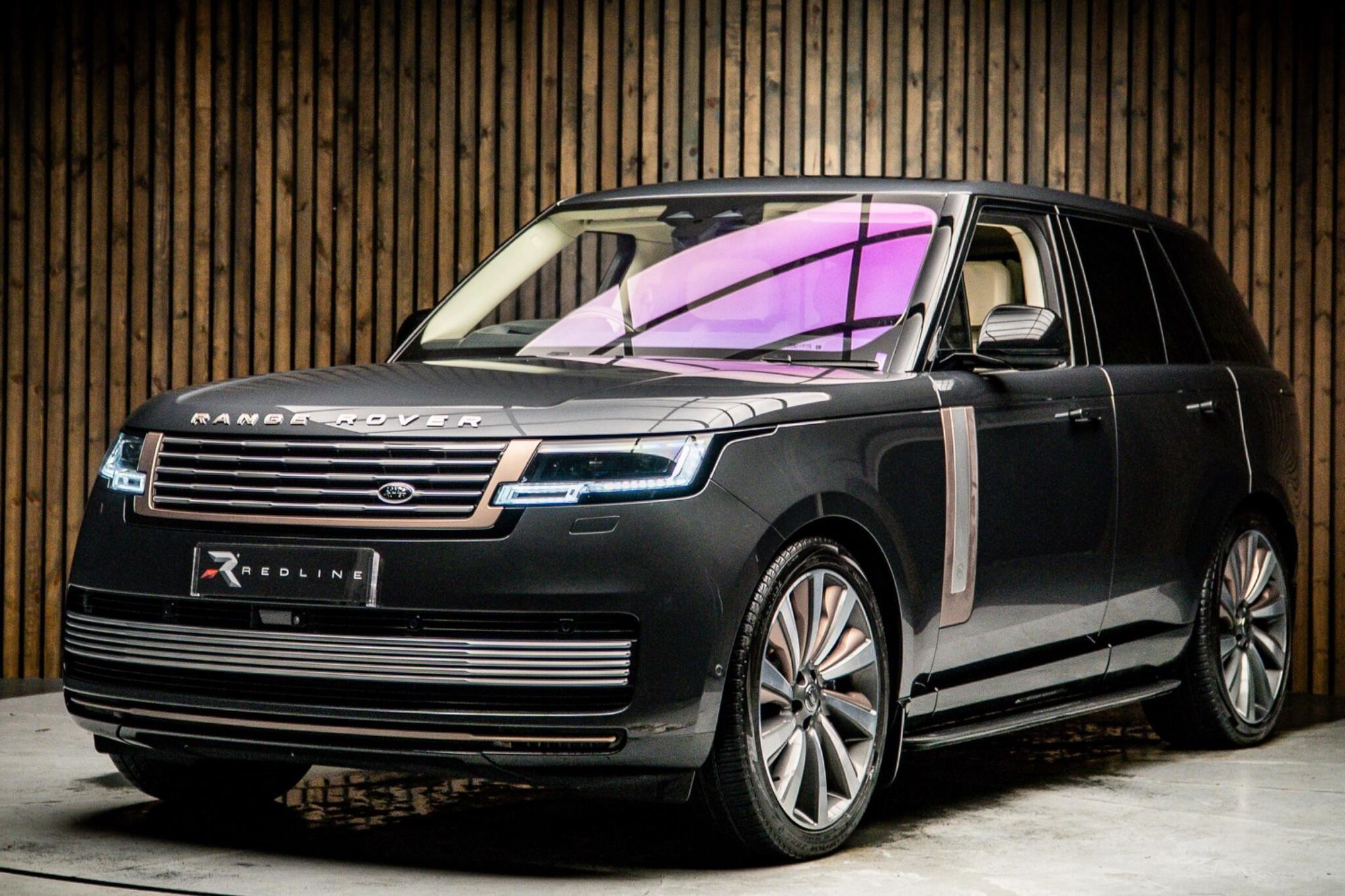 LAND ROVER RANGE ROVER ESTATE 4.4 P530 V8 SV 4dr Auto for sale UK - Slide 8