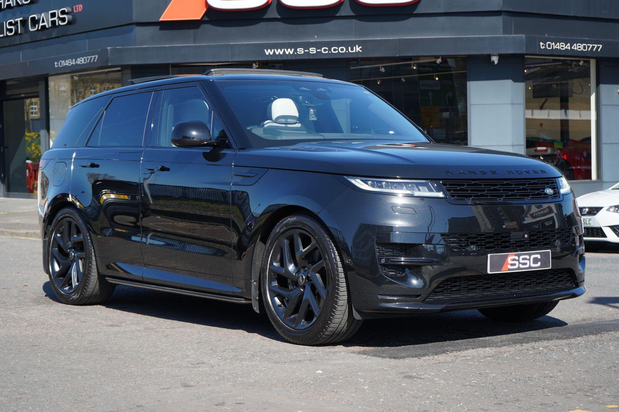 LAND ROVER RANGE ROVER SPORT DIESEL ESTATE 3.0 D300 Dynamic SE 5dr Auto for sale UK - Slide 5