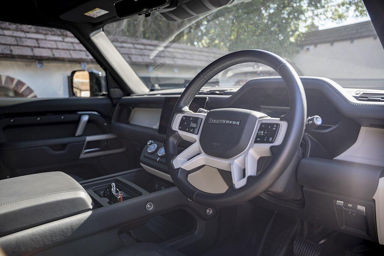 LAND ROVER DEFENDER DIESEL ESTATE 3.0 D300 X-Dynamic HSE 110 5dr Auto for sale UK - Slide 8