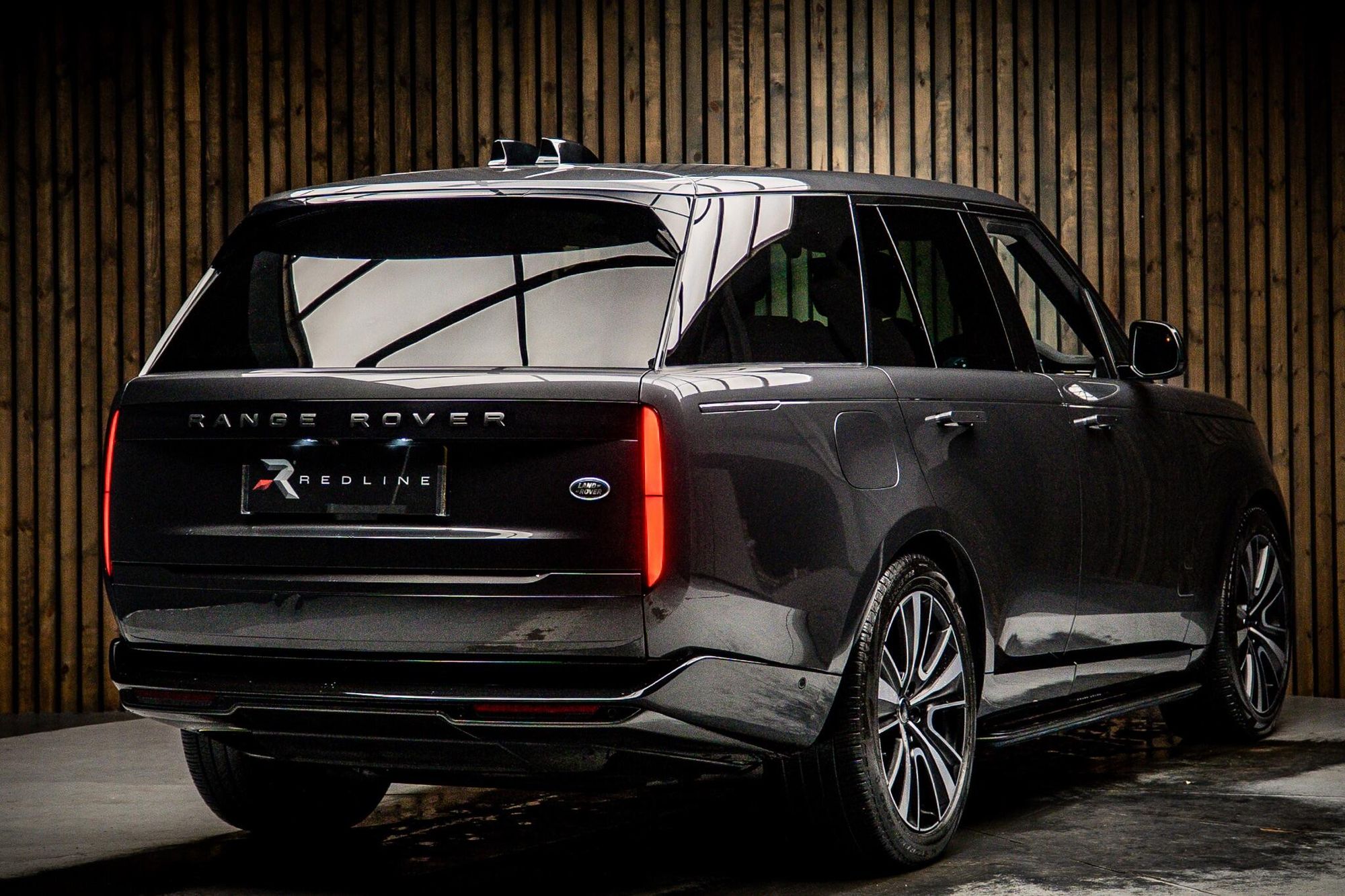 LAND ROVER RANGE ROVER DIESEL ESTATE 3.0 D300 SE 4dr Auto for sale UK - Slide 4